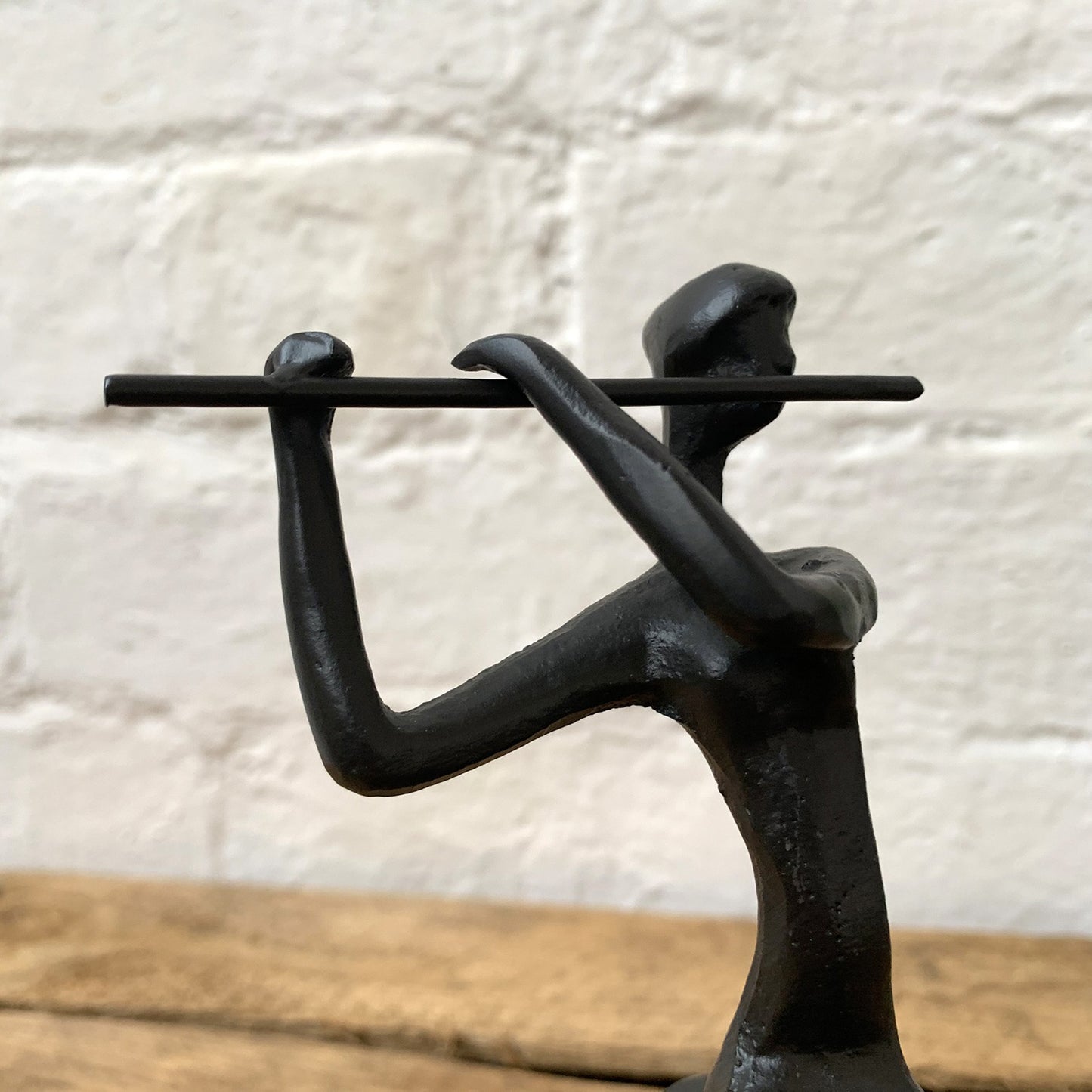Gusseiserne Flöte spielende Frau Figur