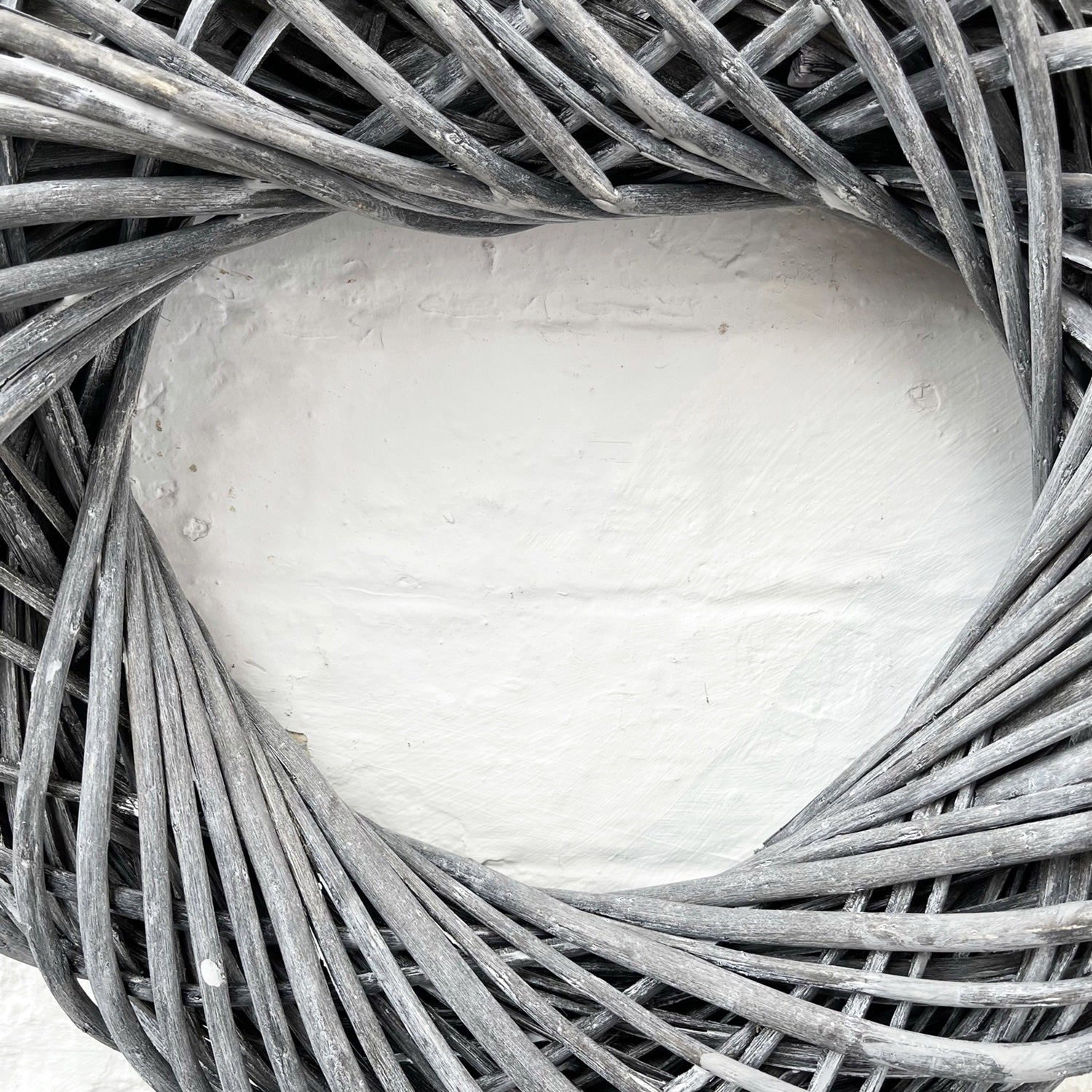 Grauer herzgewebter Weidenkranz