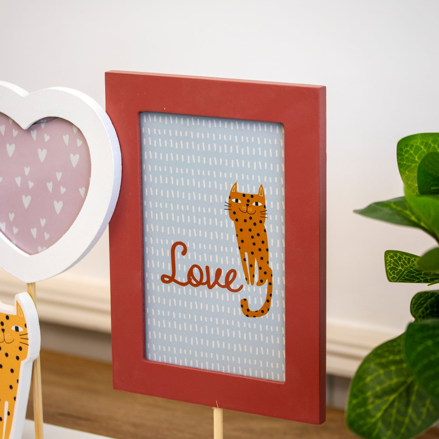 Rosafarbener Geparden-Dreifach-Fotorahmen auf Ständer