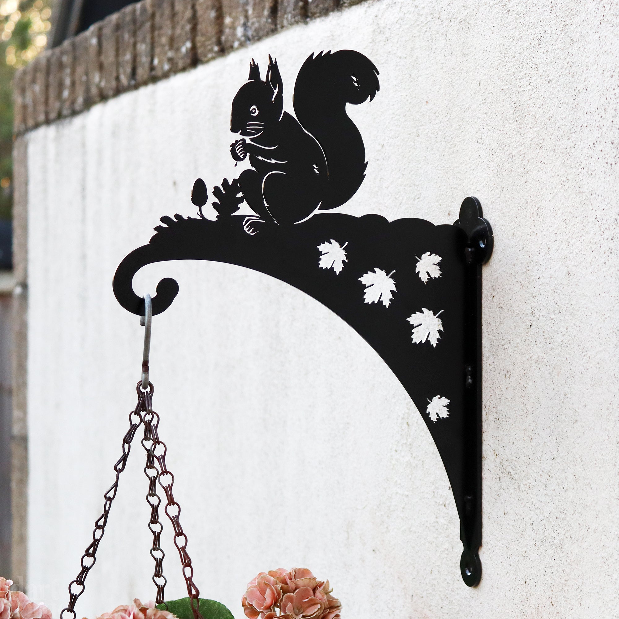 Steel Snacking Squirrel Hanging Basket Bracket