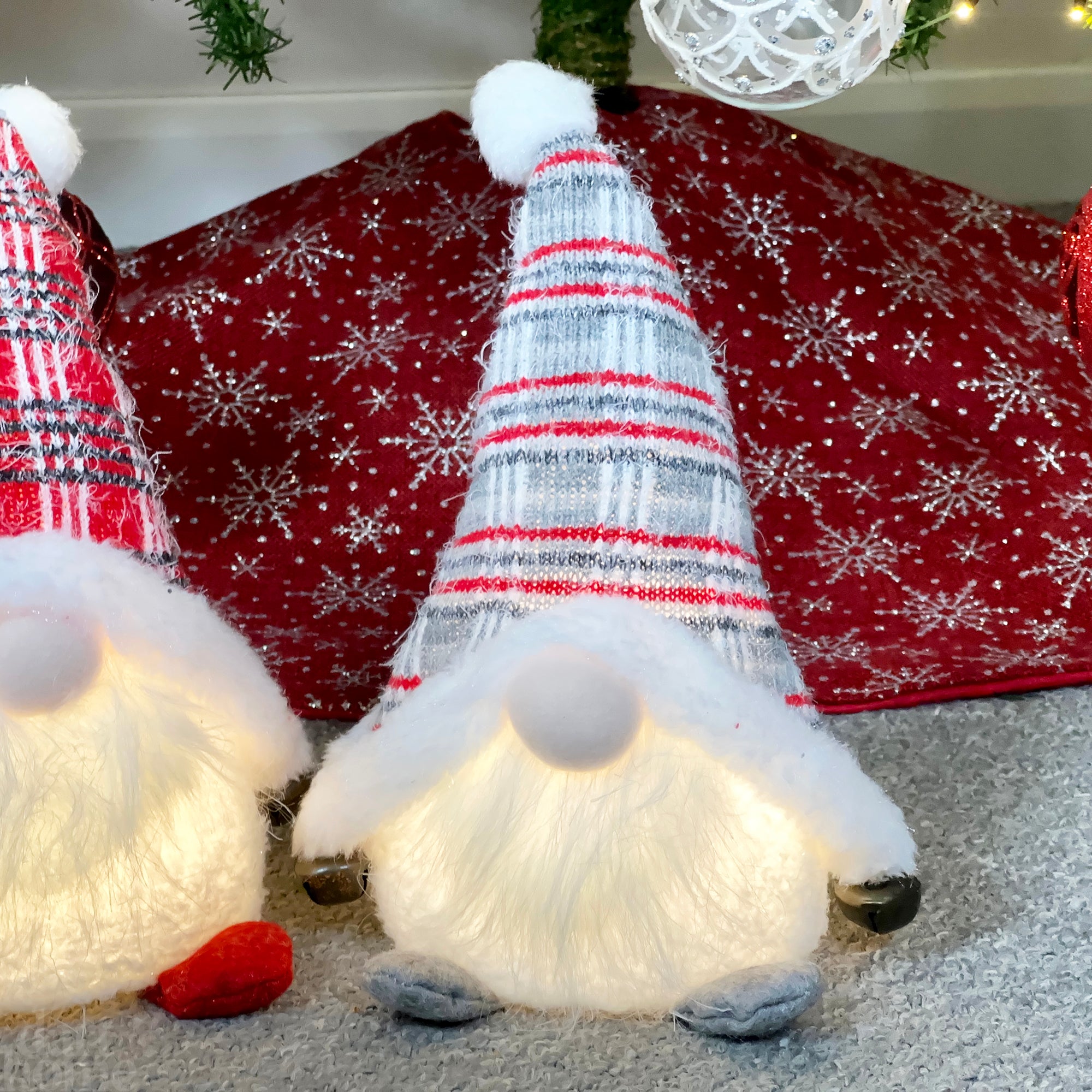 Set mit 2 leuchtenden Weihnachtszwergen im Schottenmuster