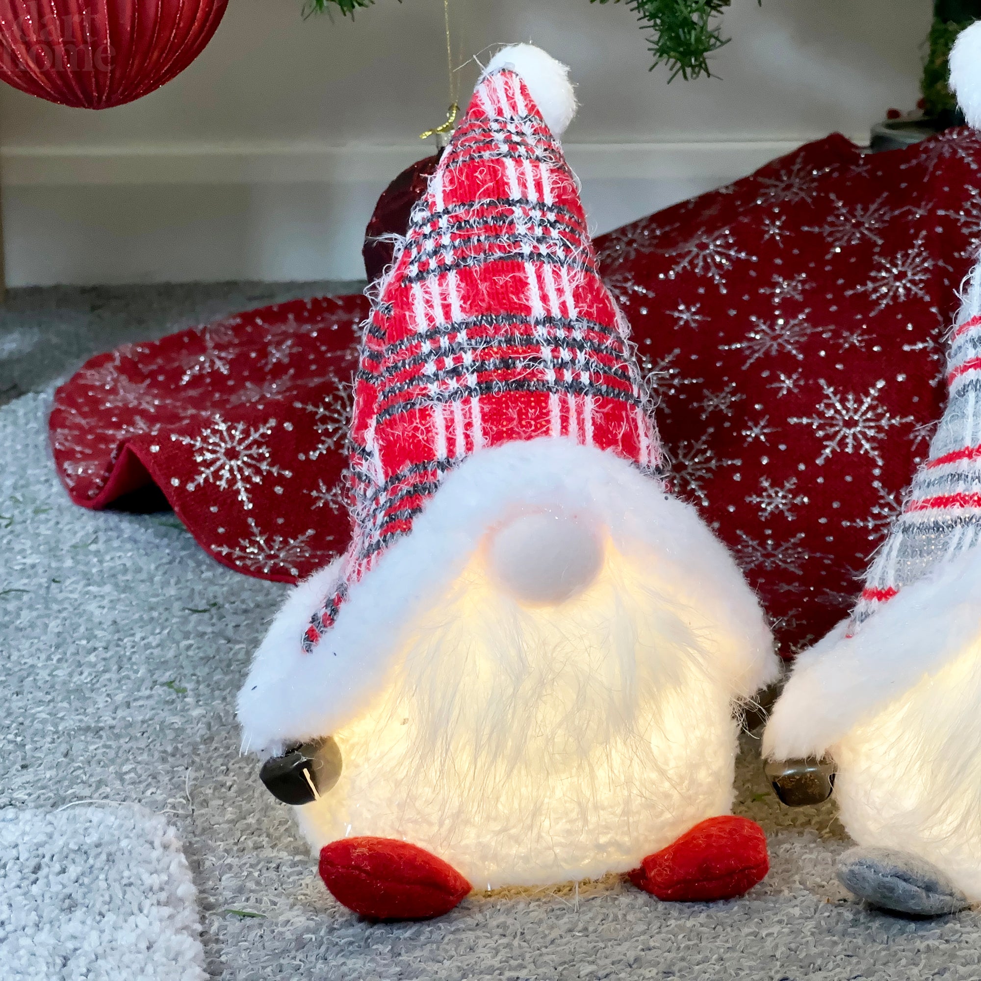 Set mit 2 leuchtenden Weihnachtszwergen im Schottenmuster