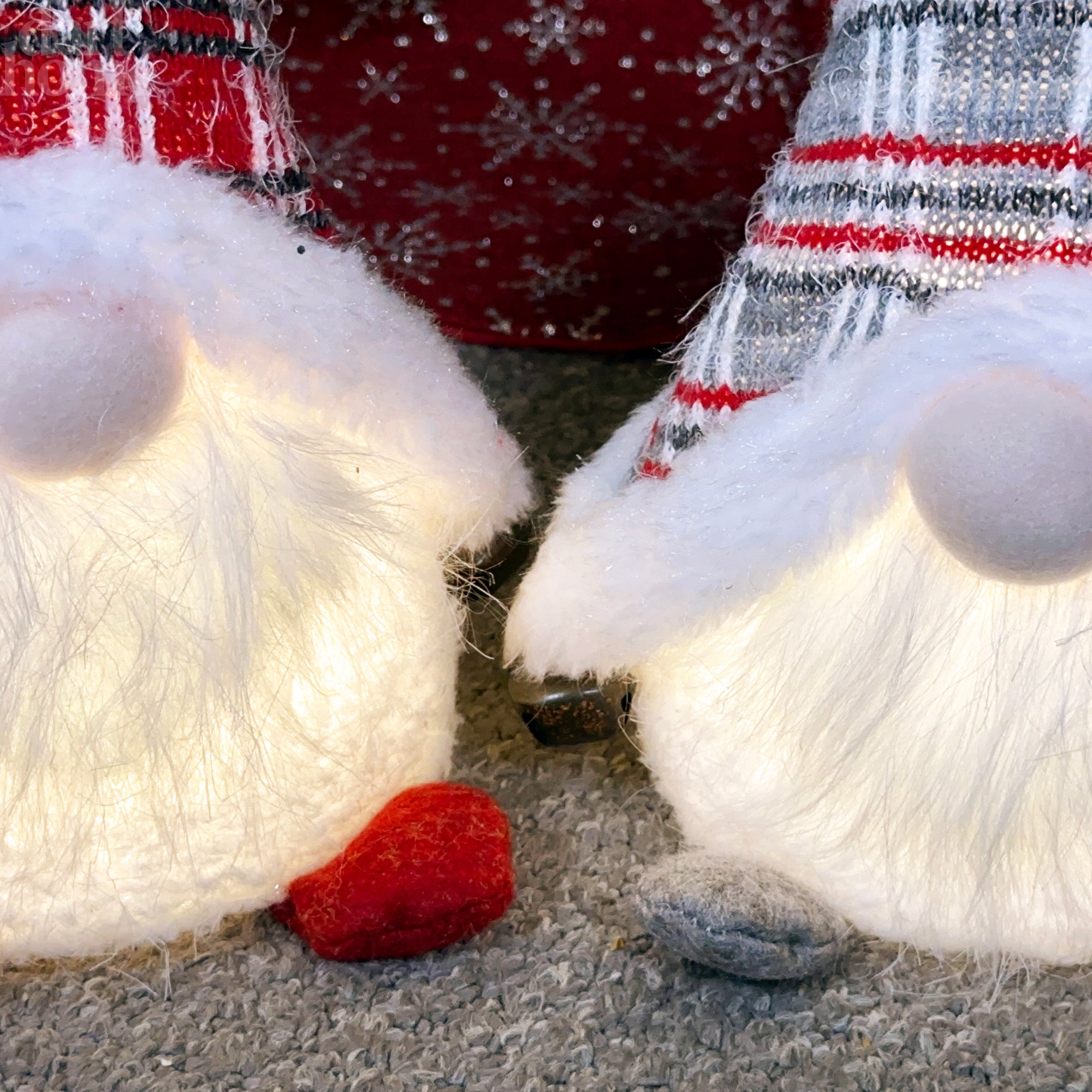 Set mit 2 leuchtenden Weihnachtszwergen im Schottenmuster