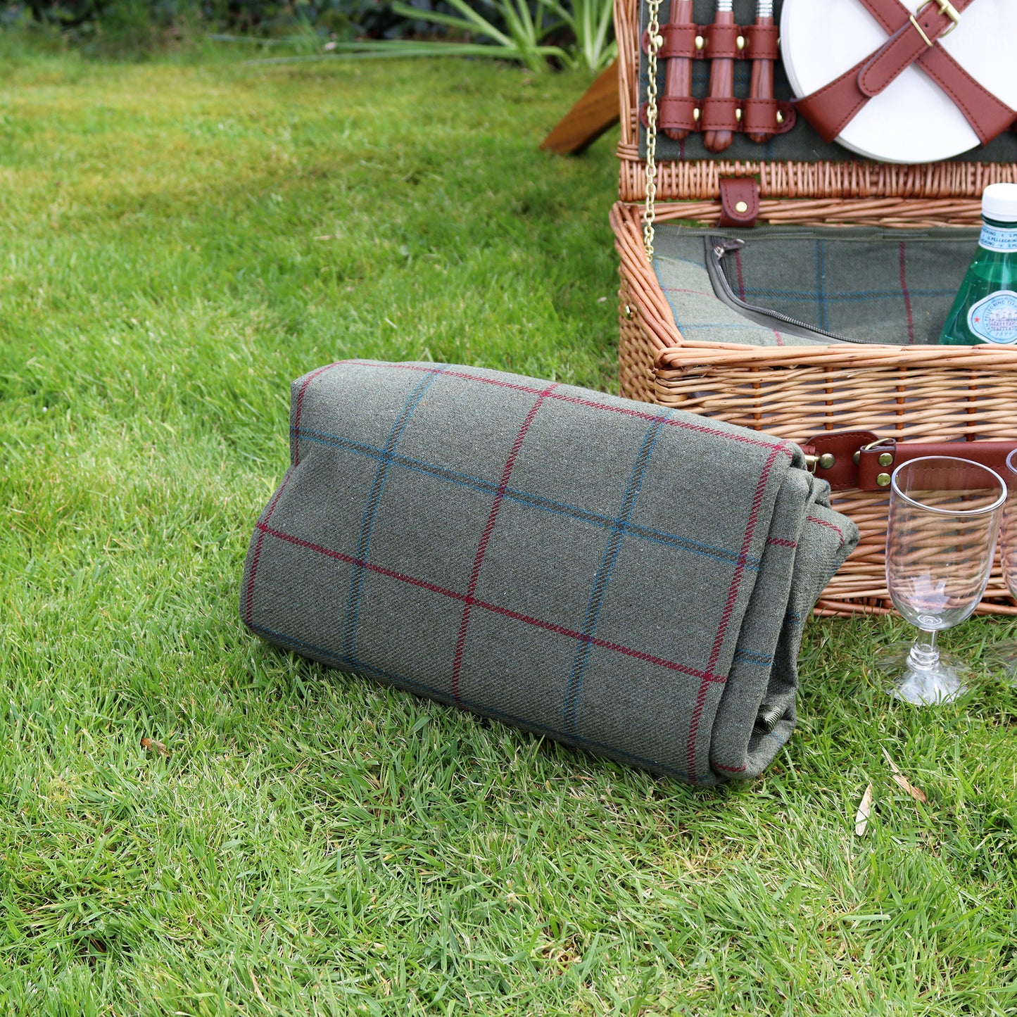 4 Person Fitted Green Tweed Wicker Picnic Basket