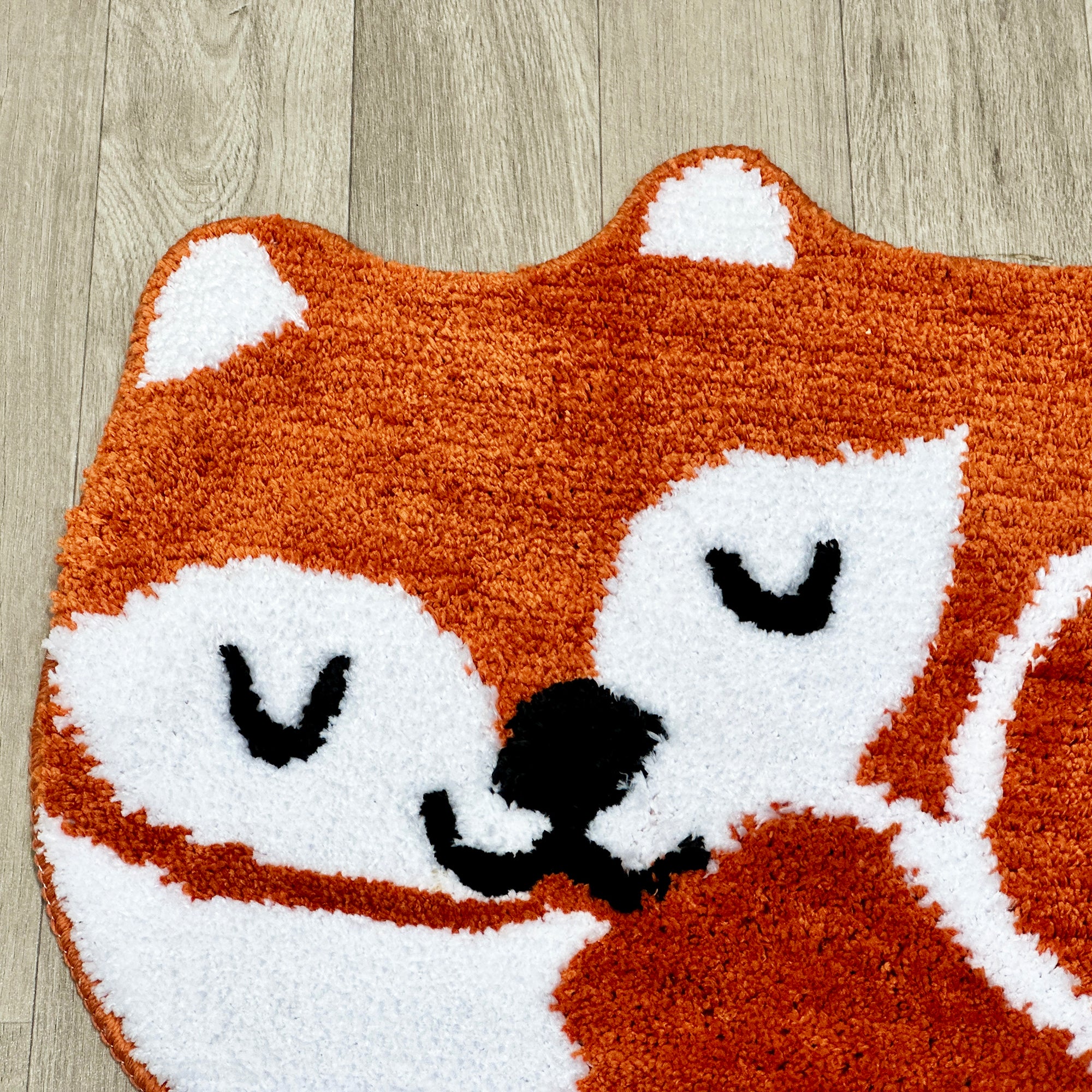 Orangefarbener Kuschelfuchs-Teppich