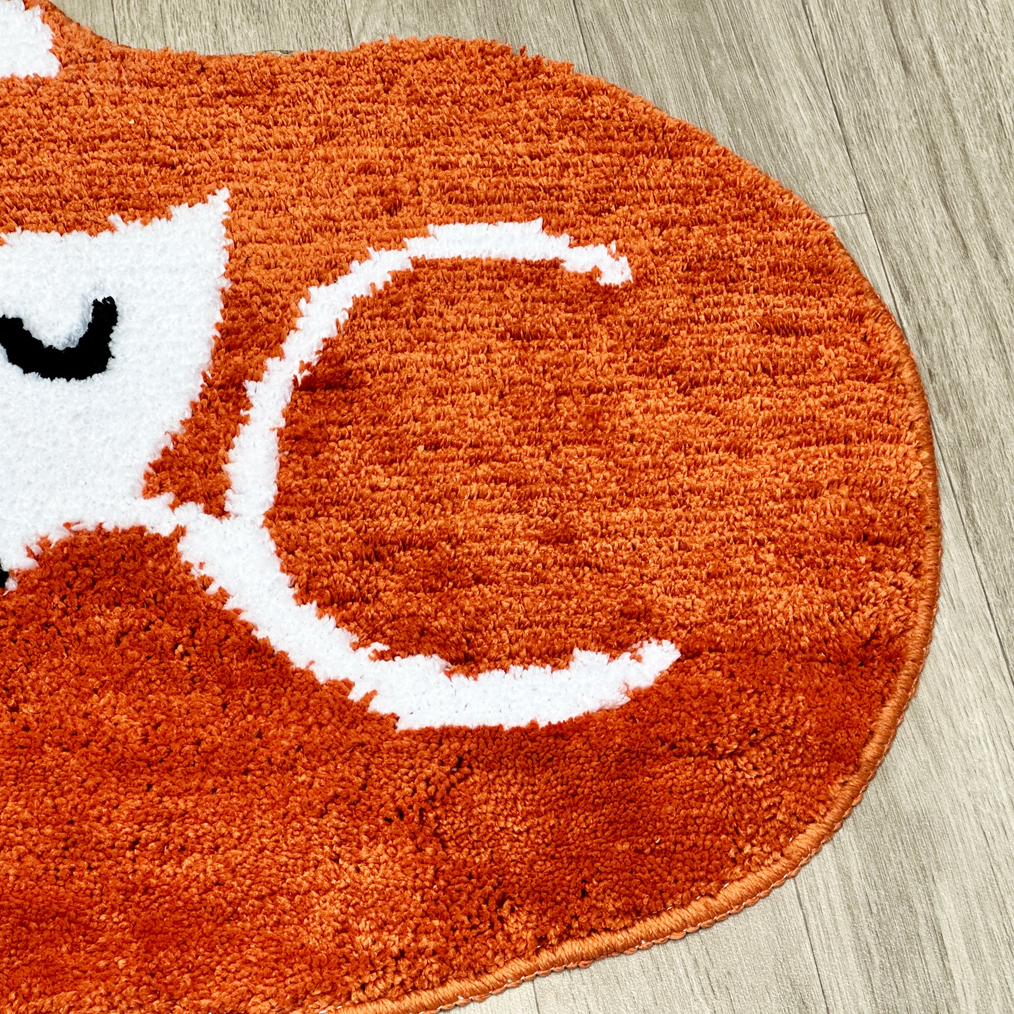 Orangefarbener Kuschelfuchs-Teppich