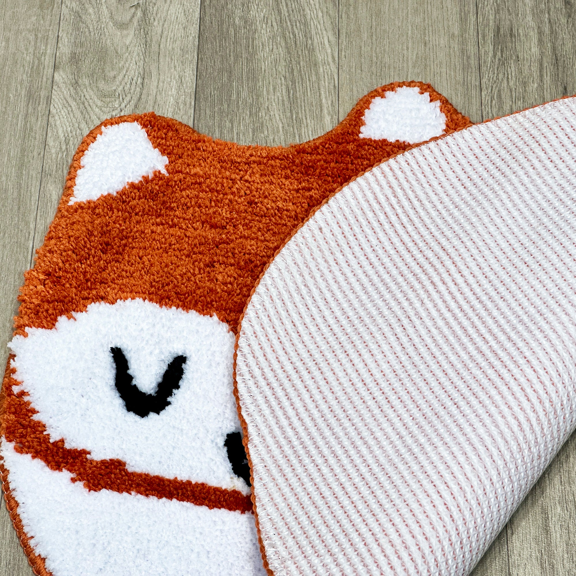 Orangefarbener Kuschelfuchs-Teppich