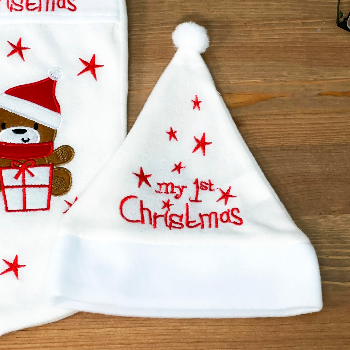 Weißer Teddy „My 1st Christmas“, Set aus Mütze und Strumpf