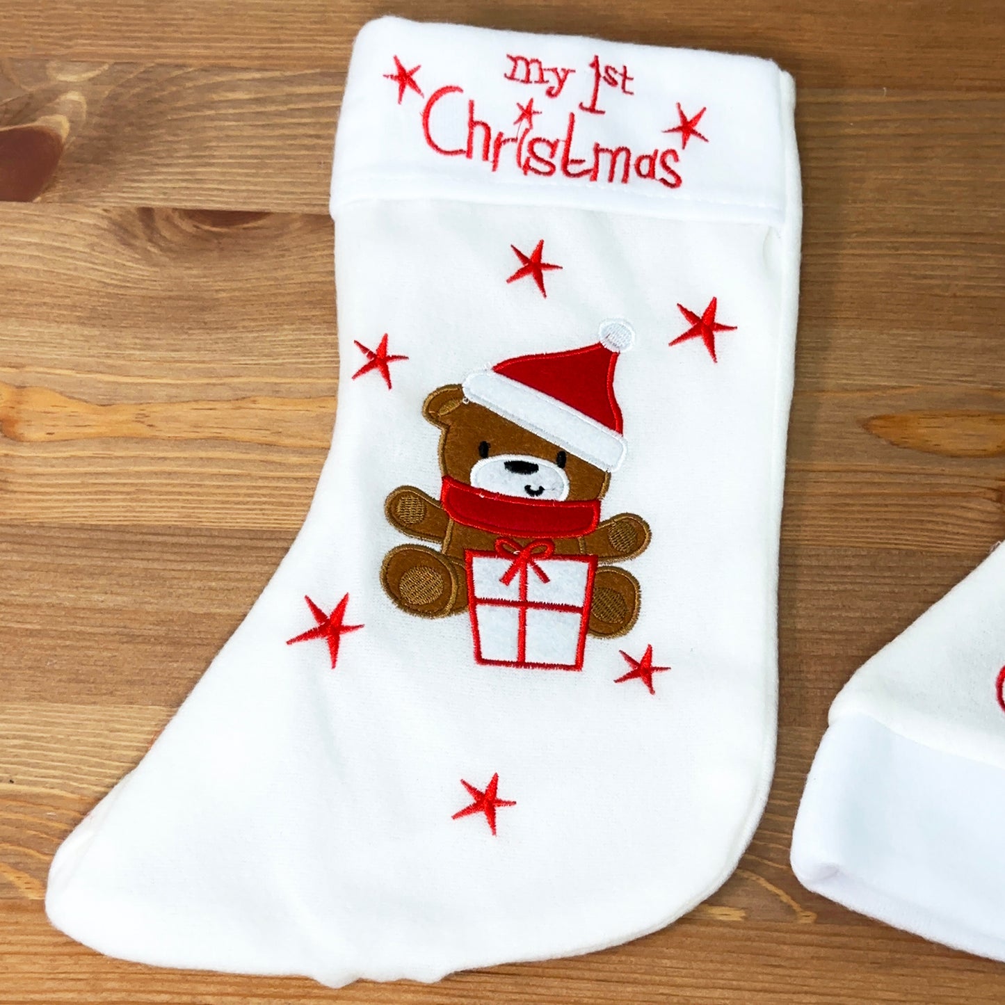 Weißer Teddy „My 1st Christmas“, Set aus Mütze und Strumpf