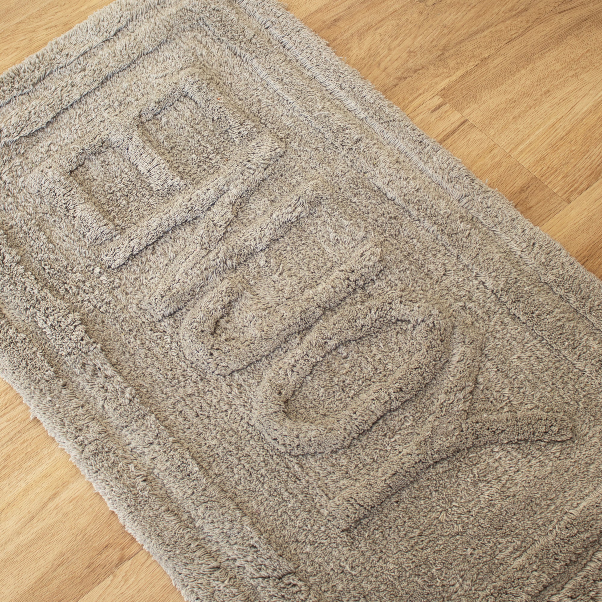 Blaue Badematte „You Look Good“.