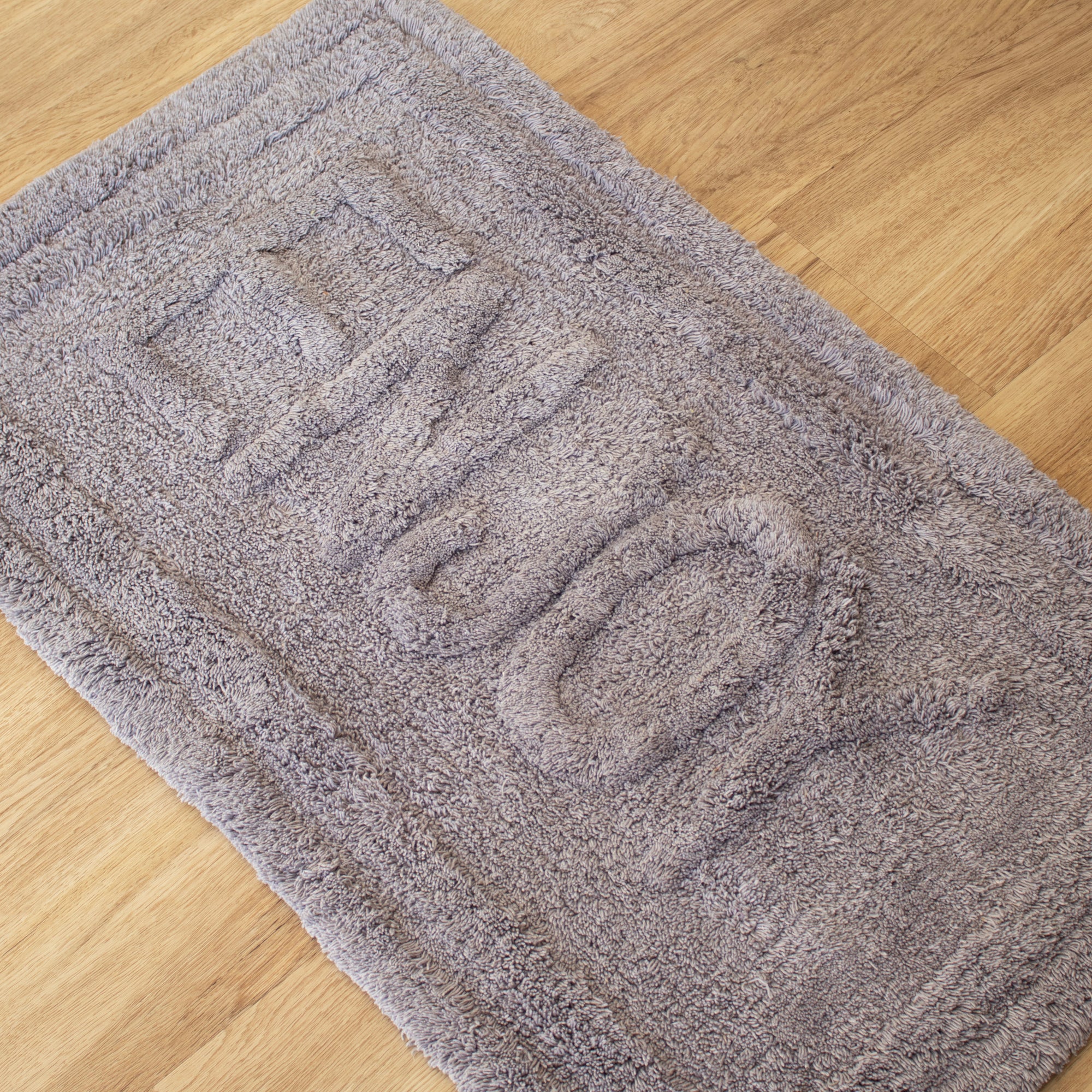 Blaue Badematte „You Look Good“.