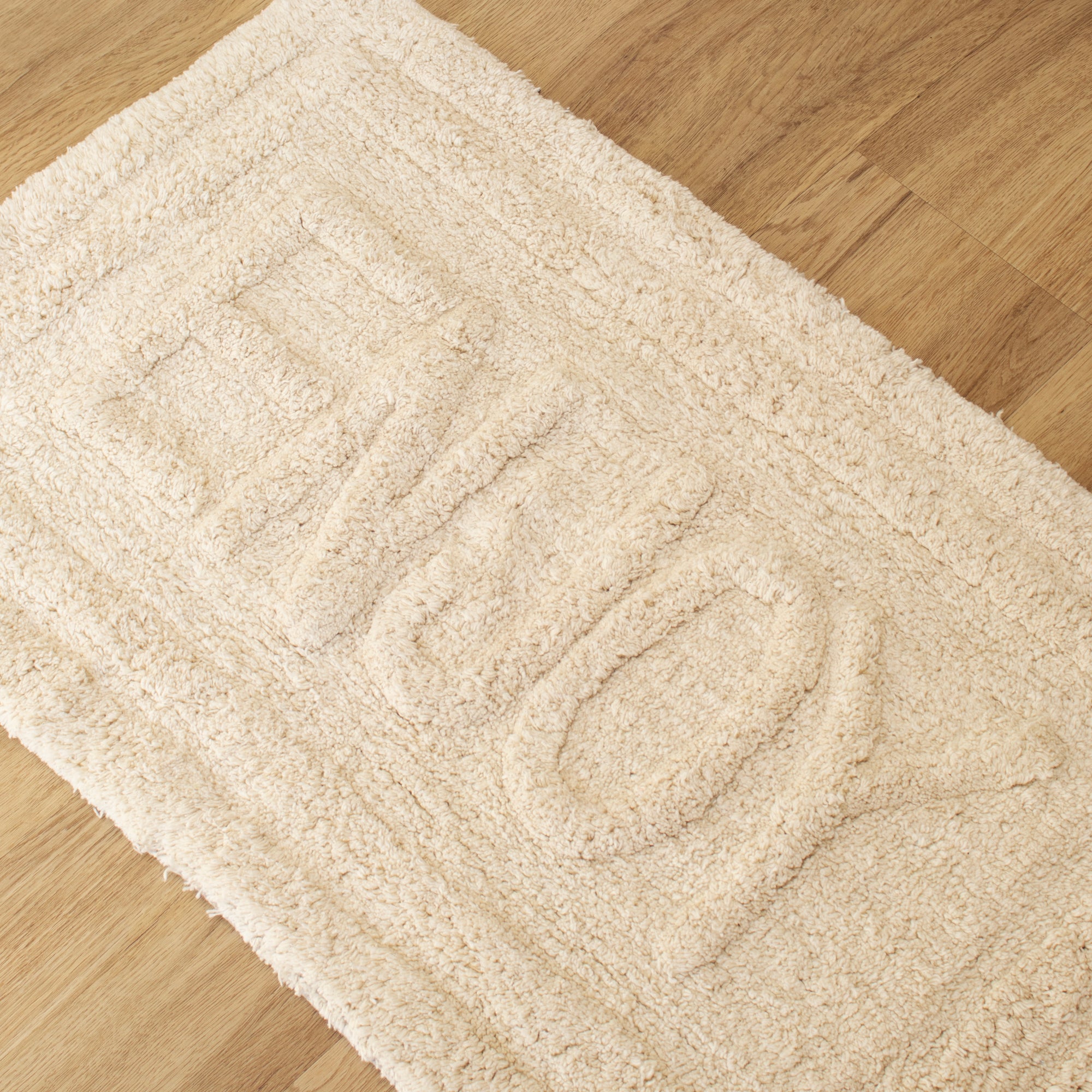 Blaue Badematte „You Look Good“.