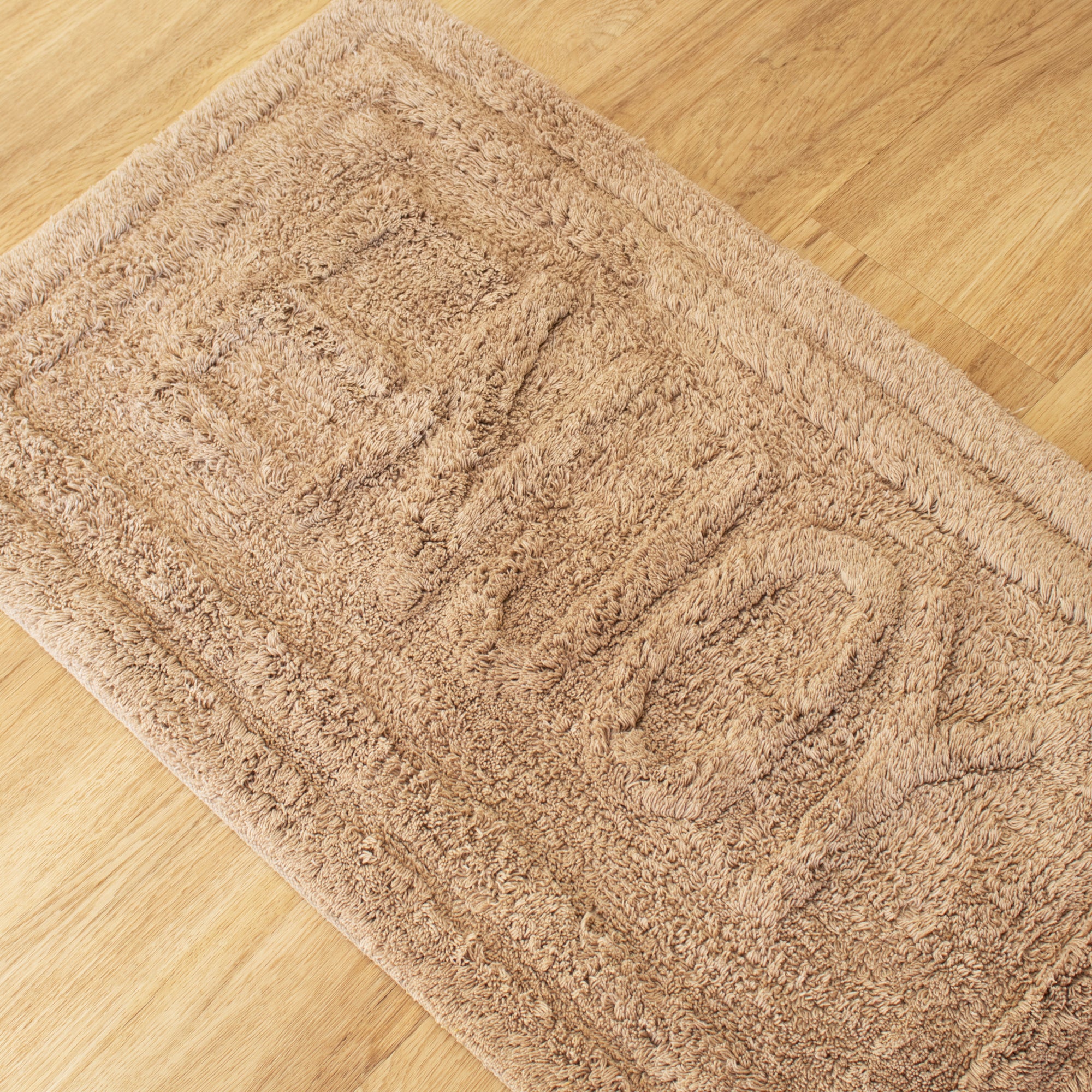 Blaue Badematte „You Look Good“.