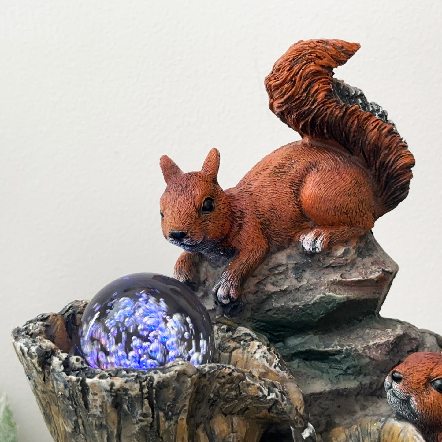 Verspielter Zimmerbrunnen „Eichhörnchen“.