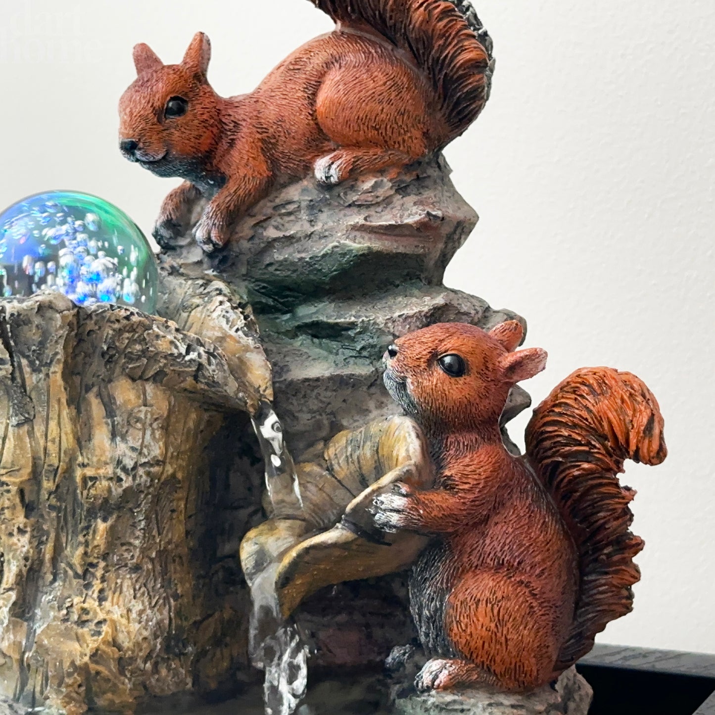 Verspielter Zimmerbrunnen „Eichhörnchen“.