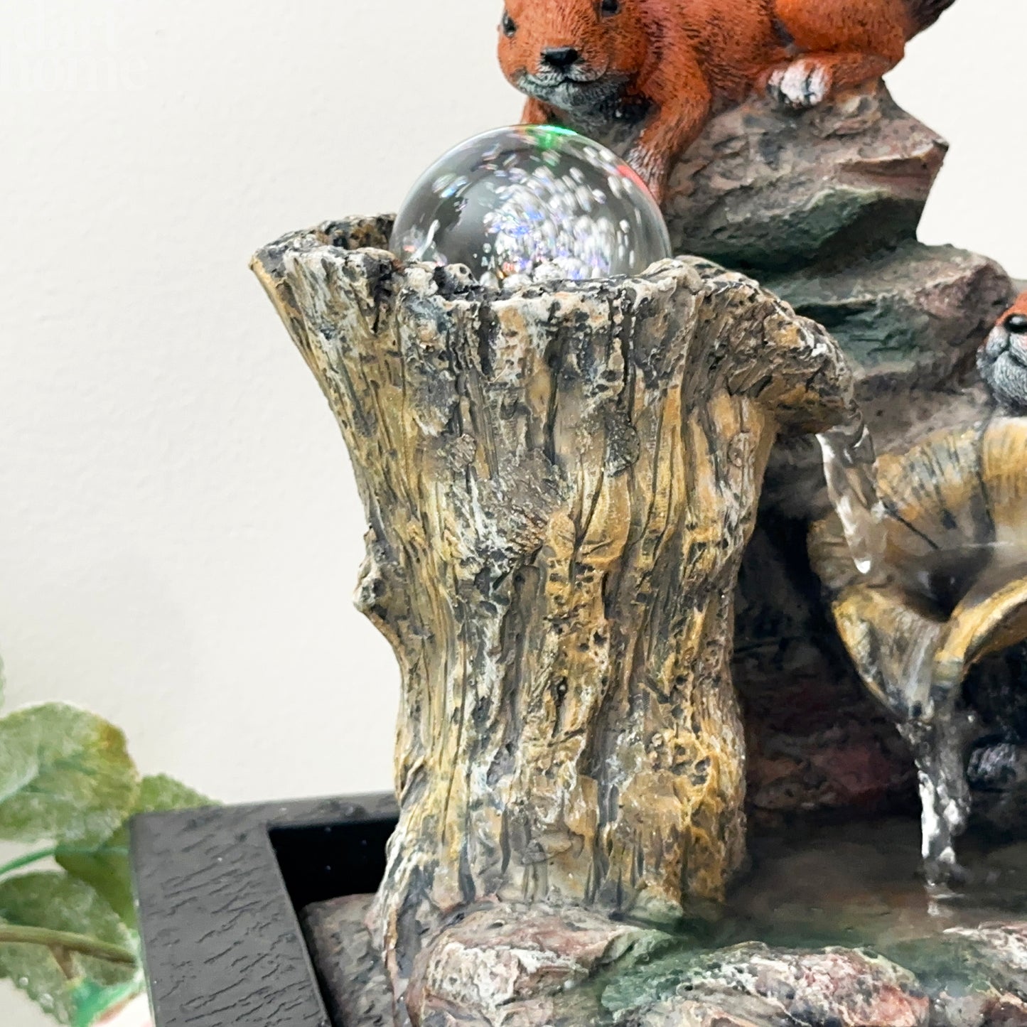 Verspielter Zimmerbrunnen „Eichhörnchen“.