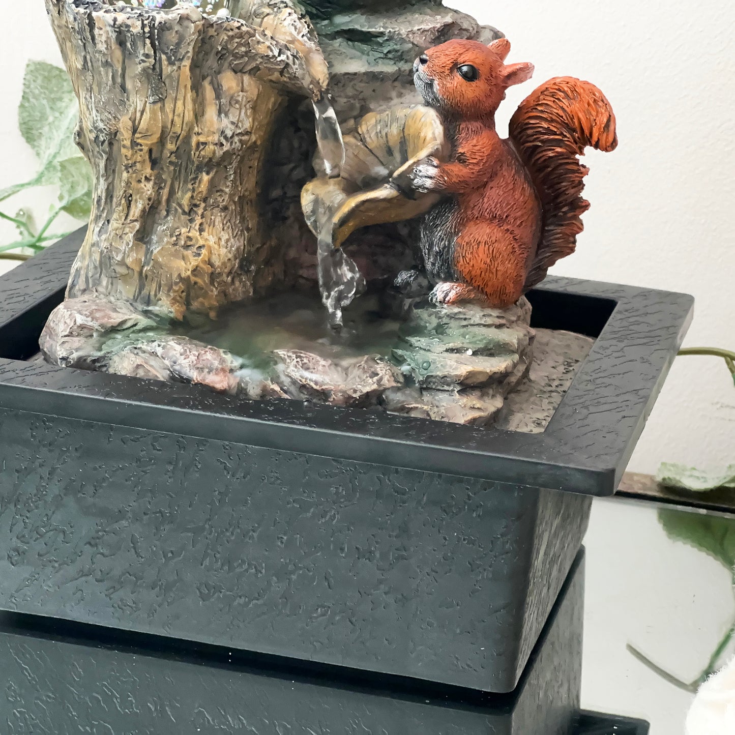 Verspielter Zimmerbrunnen „Eichhörnchen“.