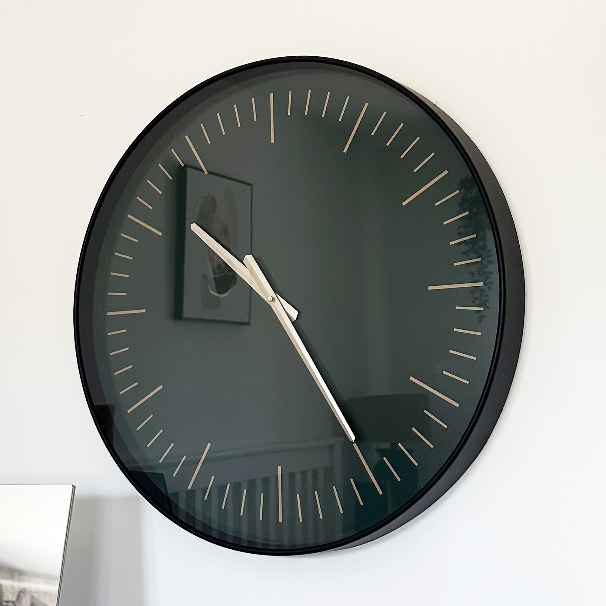 Schwarze und goldene Wanduhr