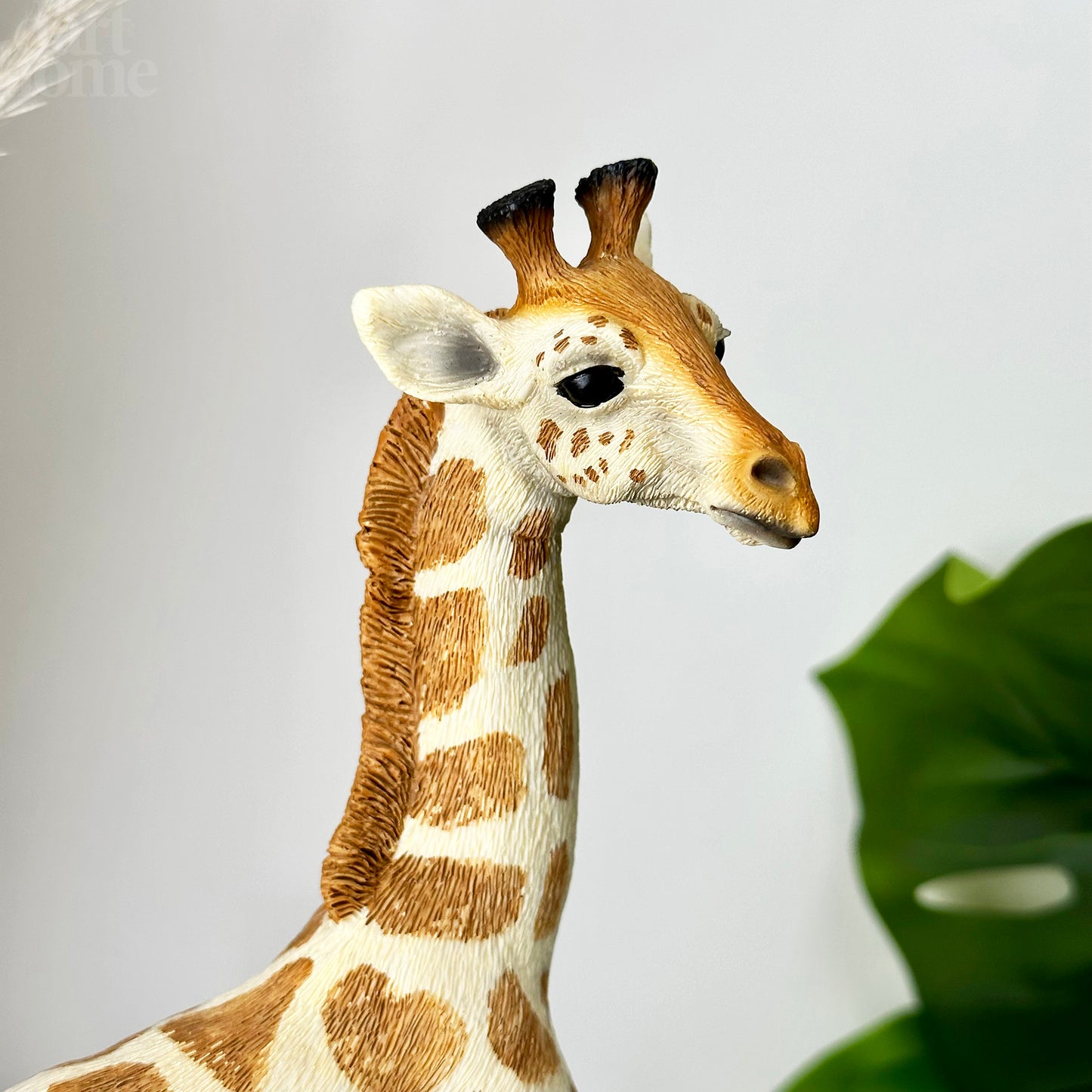 Lebensechte stehende Giraffenverzierung