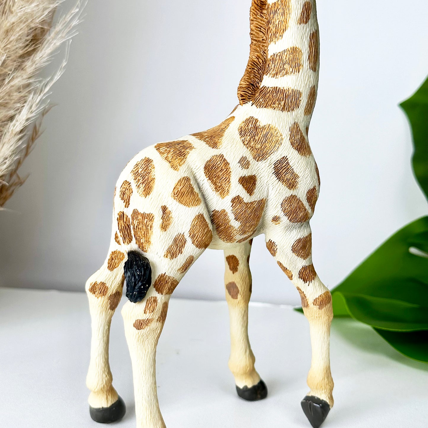 Lebensechte stehende Giraffenverzierung