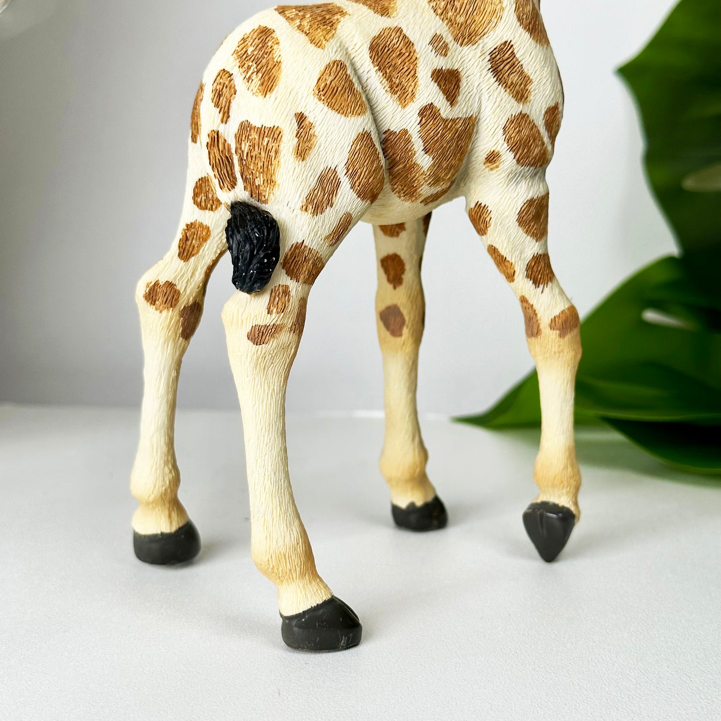 Lebensechte stehende Giraffenverzierung