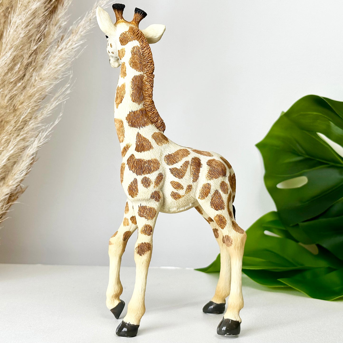 Lebensechte stehende Giraffenverzierung