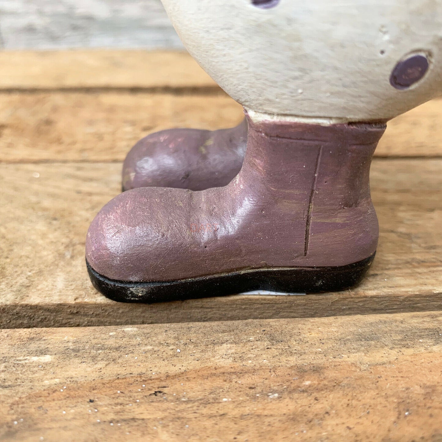 Lila gepunktete Ente mit Regenschirm