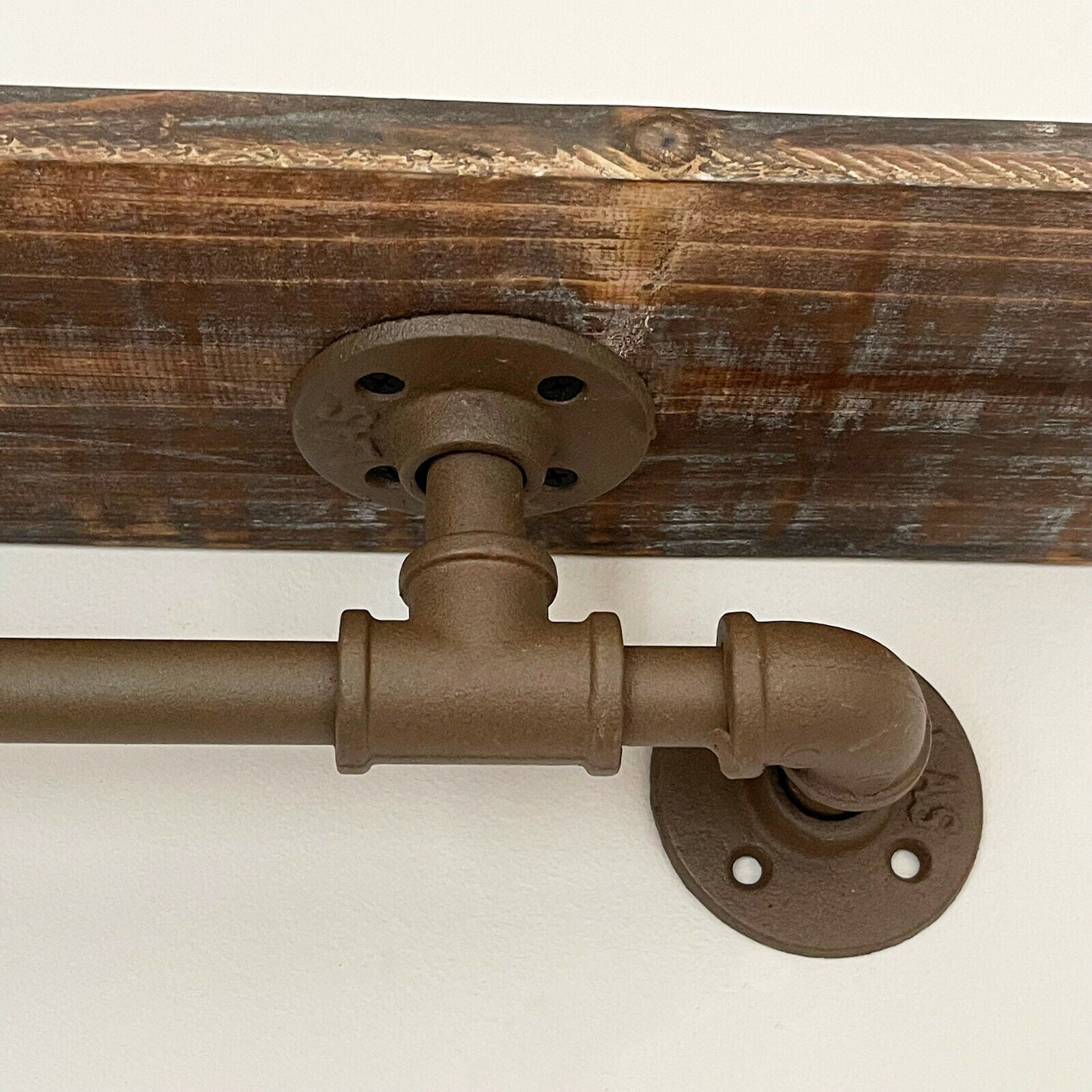 64 cm großes industrielles Rohrregal mit verrosteter Holzplatte