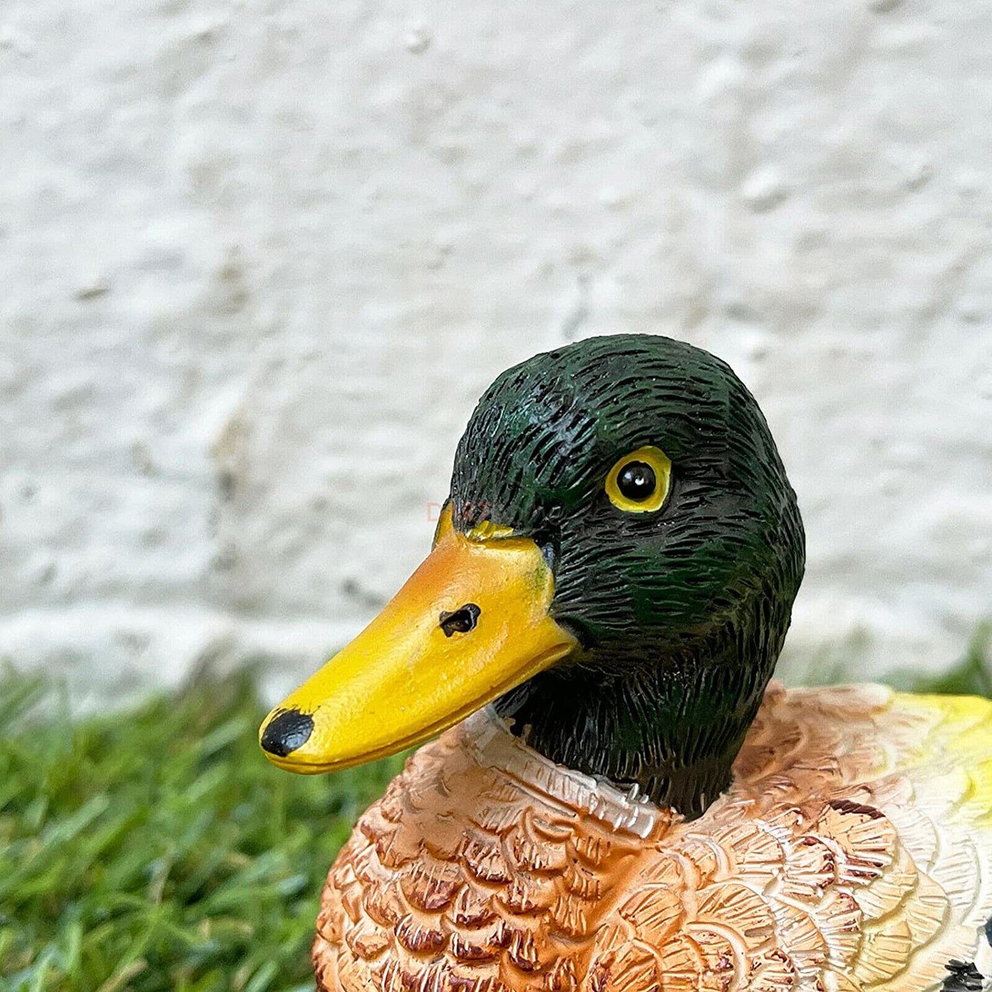 Miniatur-Entenfigur mit farbenfrohem Inhalt