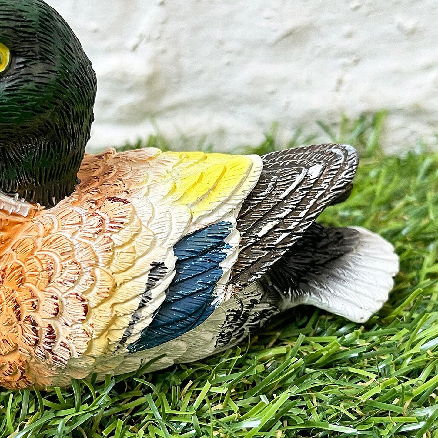 Miniatur-Entenfigur mit farbenfrohem Inhalt