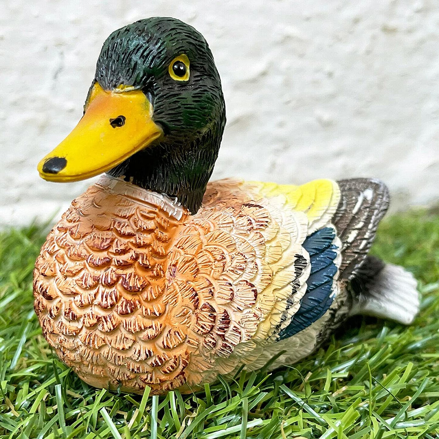 Miniatur-Entenfigur mit farbenfrohem Inhalt