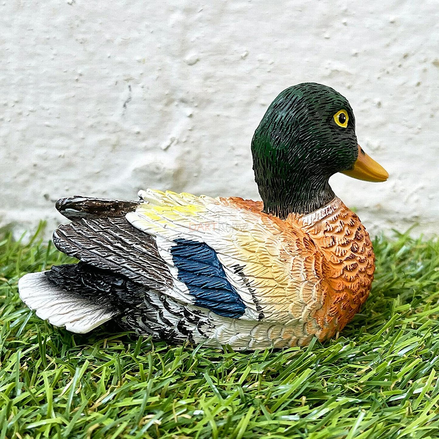 Miniatur-Entenfigur mit farbenfrohem Inhalt