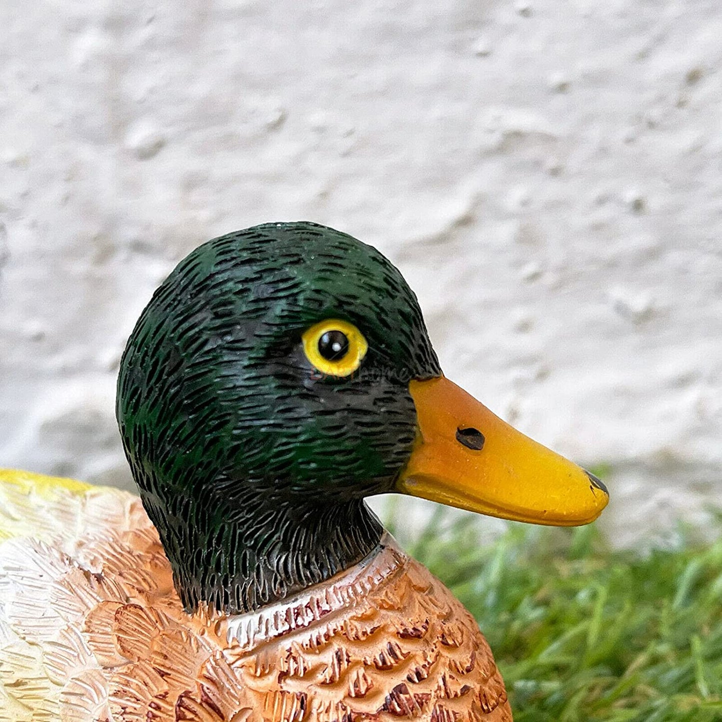 Miniatur-Entenfigur mit farbenfrohem Inhalt