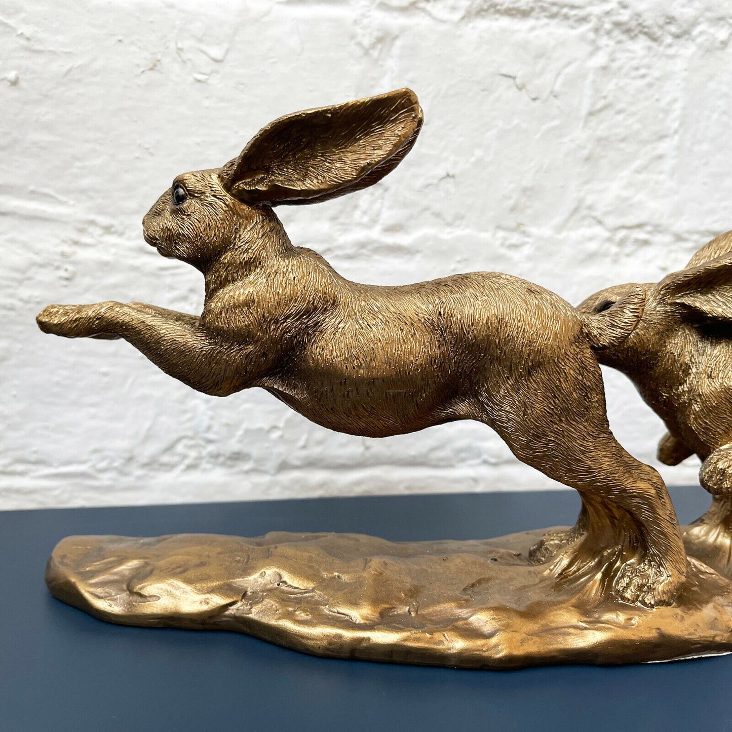 Harz-Bronze-Skulptur mit zwei springenden Hasen