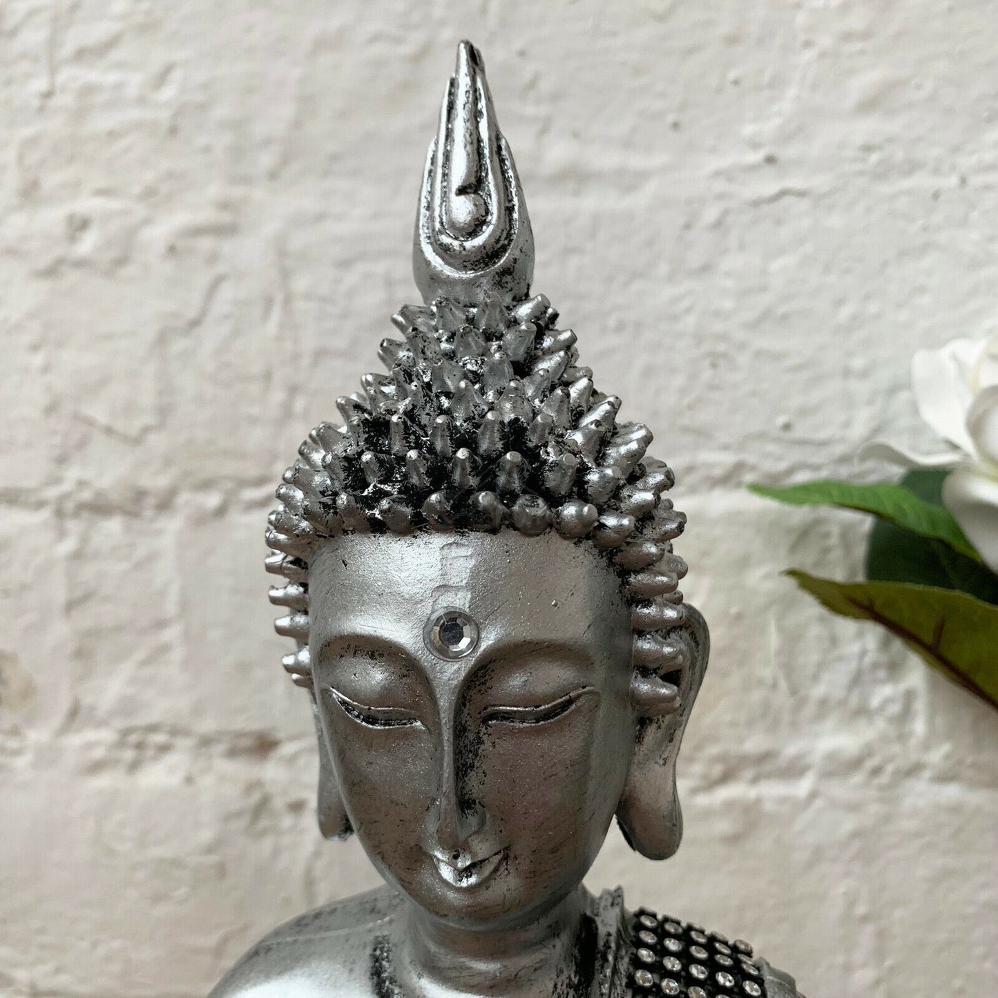 Silberner Buddha-Teelichthalter mit Juwelen