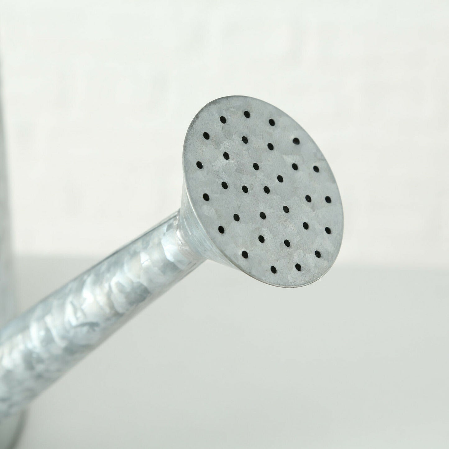 Graue Gießkanne aus verzinktem Metall