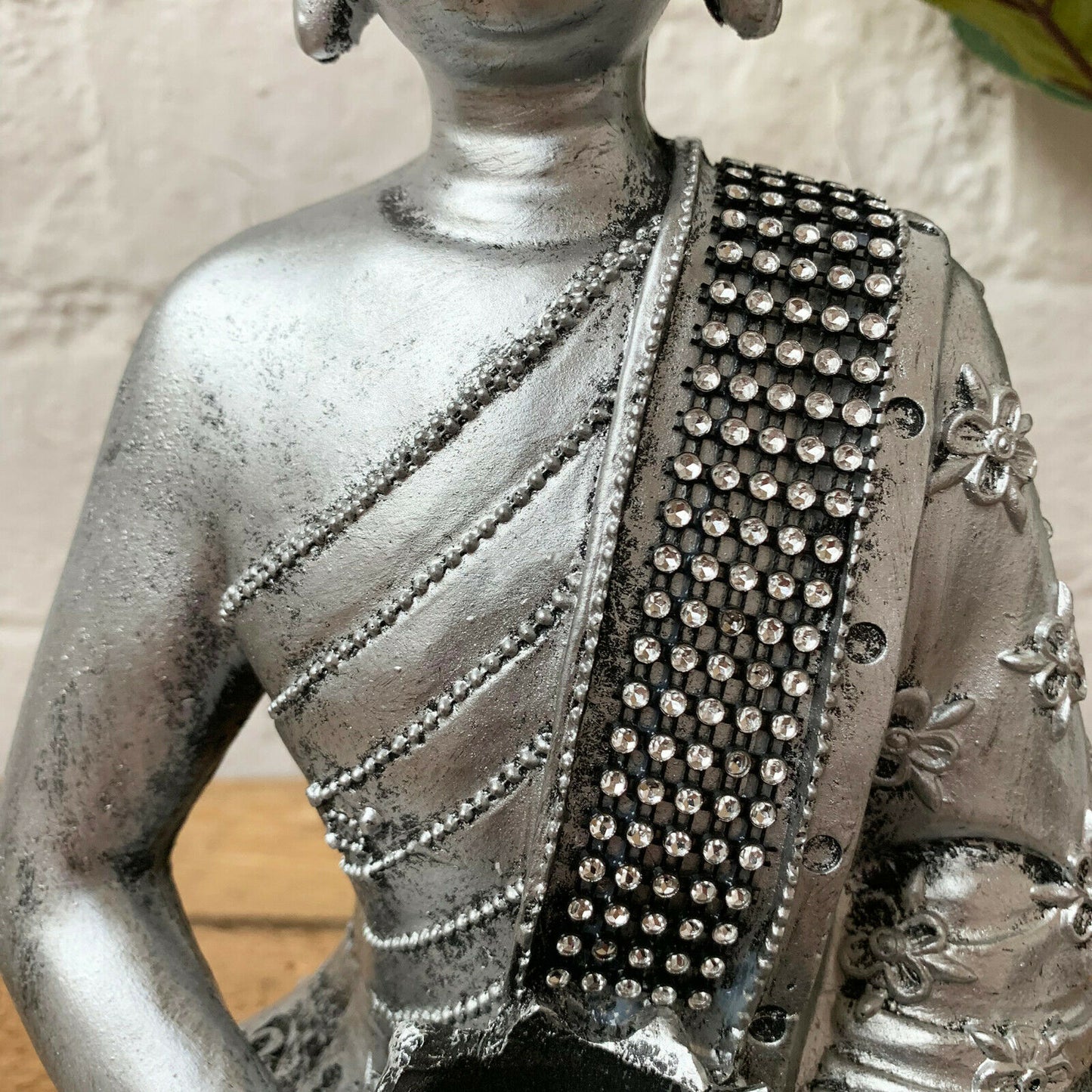 Silberner Buddha-Teelichthalter mit Juwelen