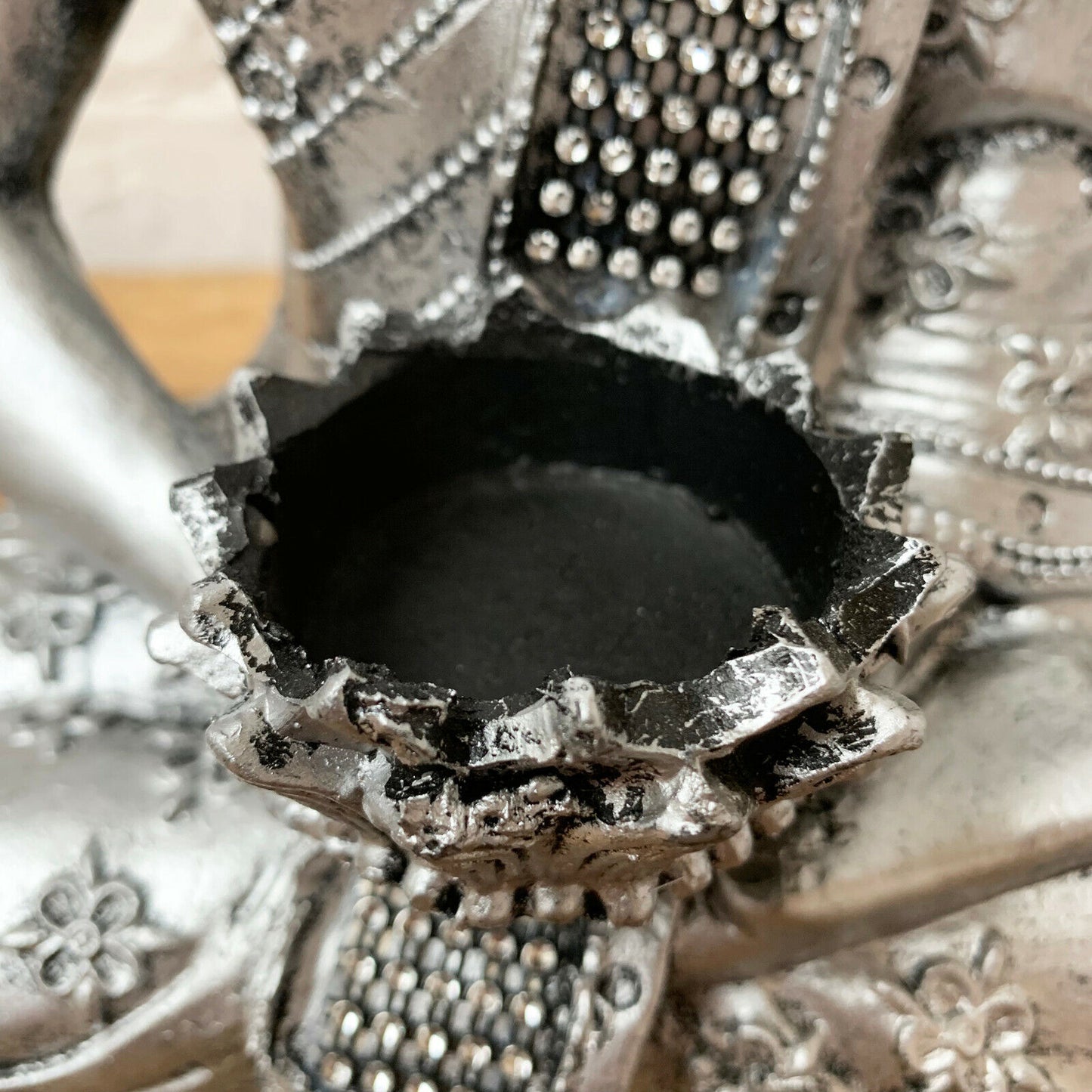 Silberner Buddha-Teelichthalter mit Juwelen