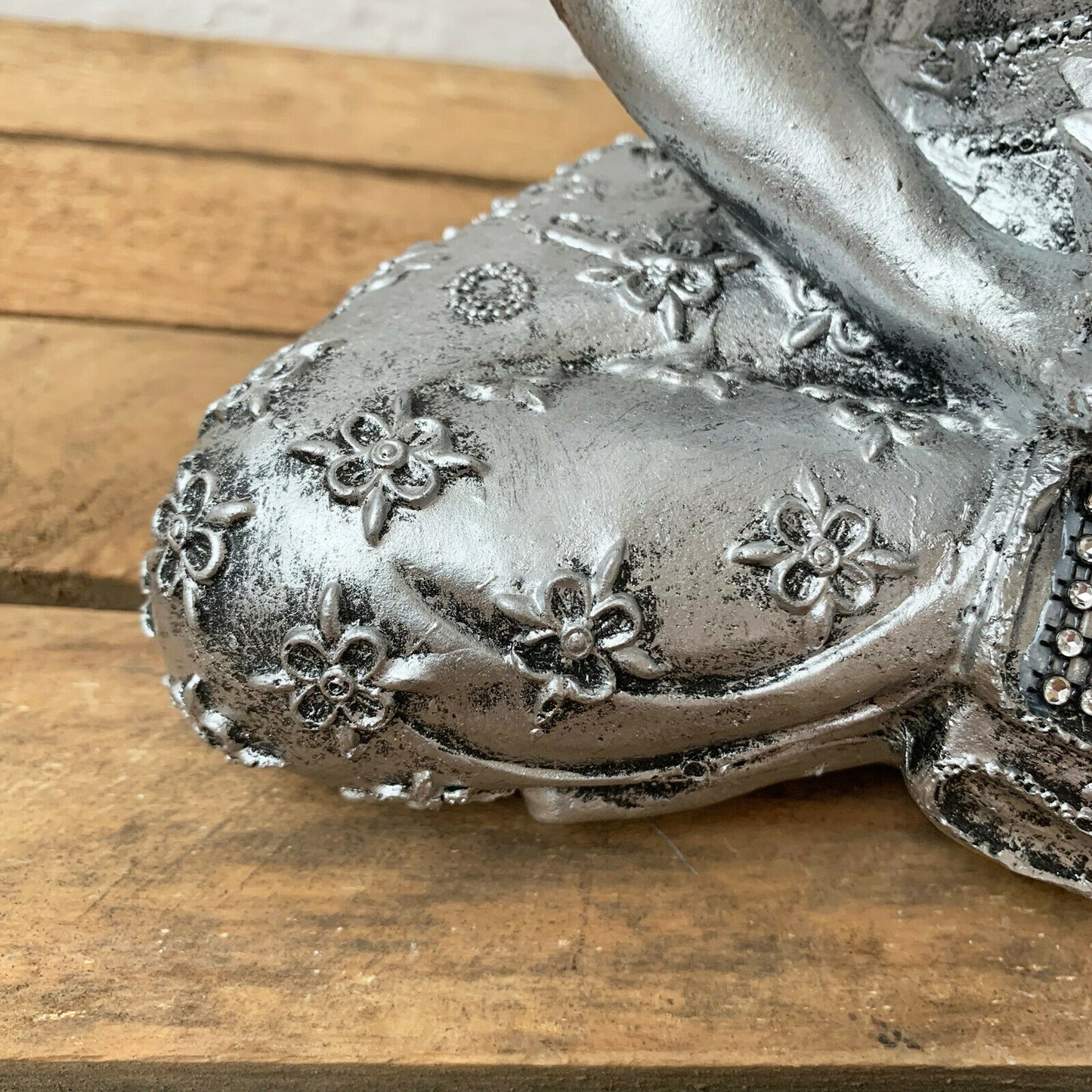 Silberner Buddha-Teelichthalter mit Juwelen