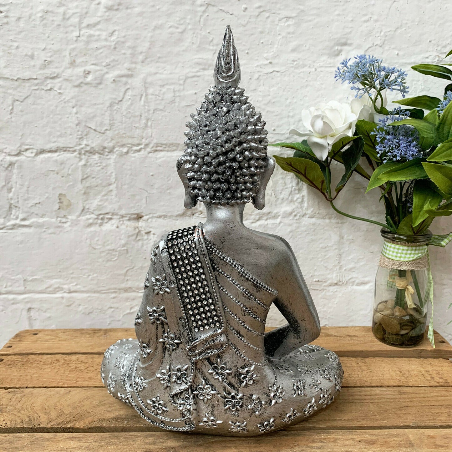 Silberner Buddha-Teelichthalter mit Juwelen