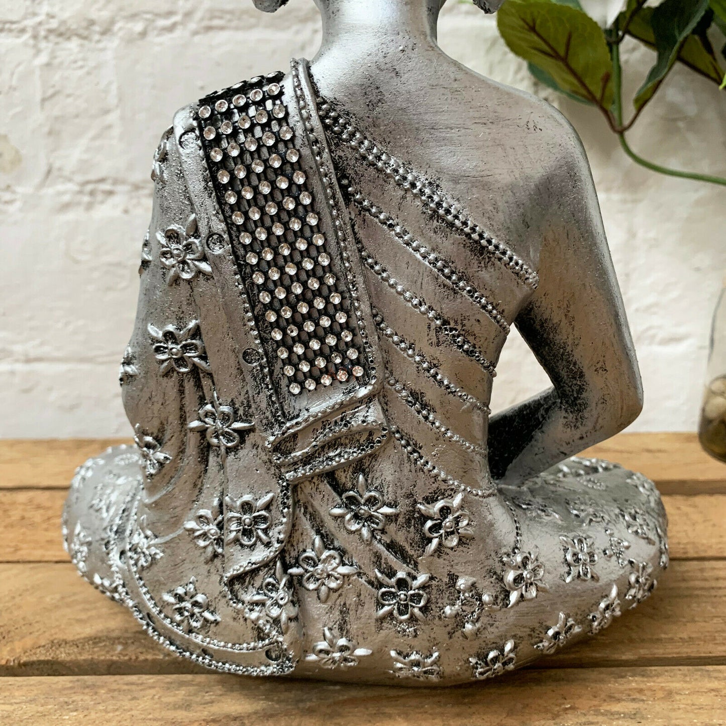 Silberner Buddha-Teelichthalter mit Juwelen