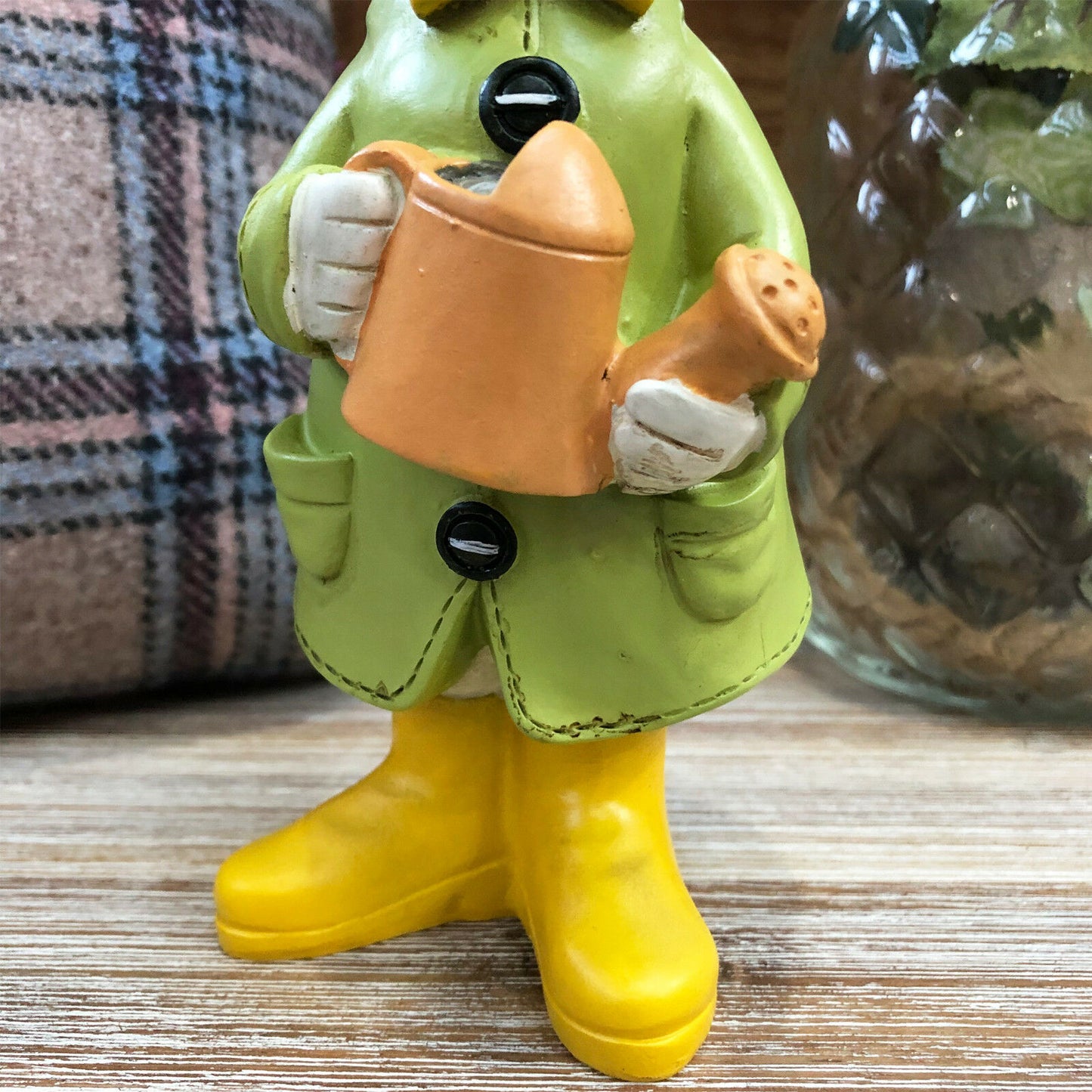 Pfützenente aus Kunstharz mit Gießkannenfigur
