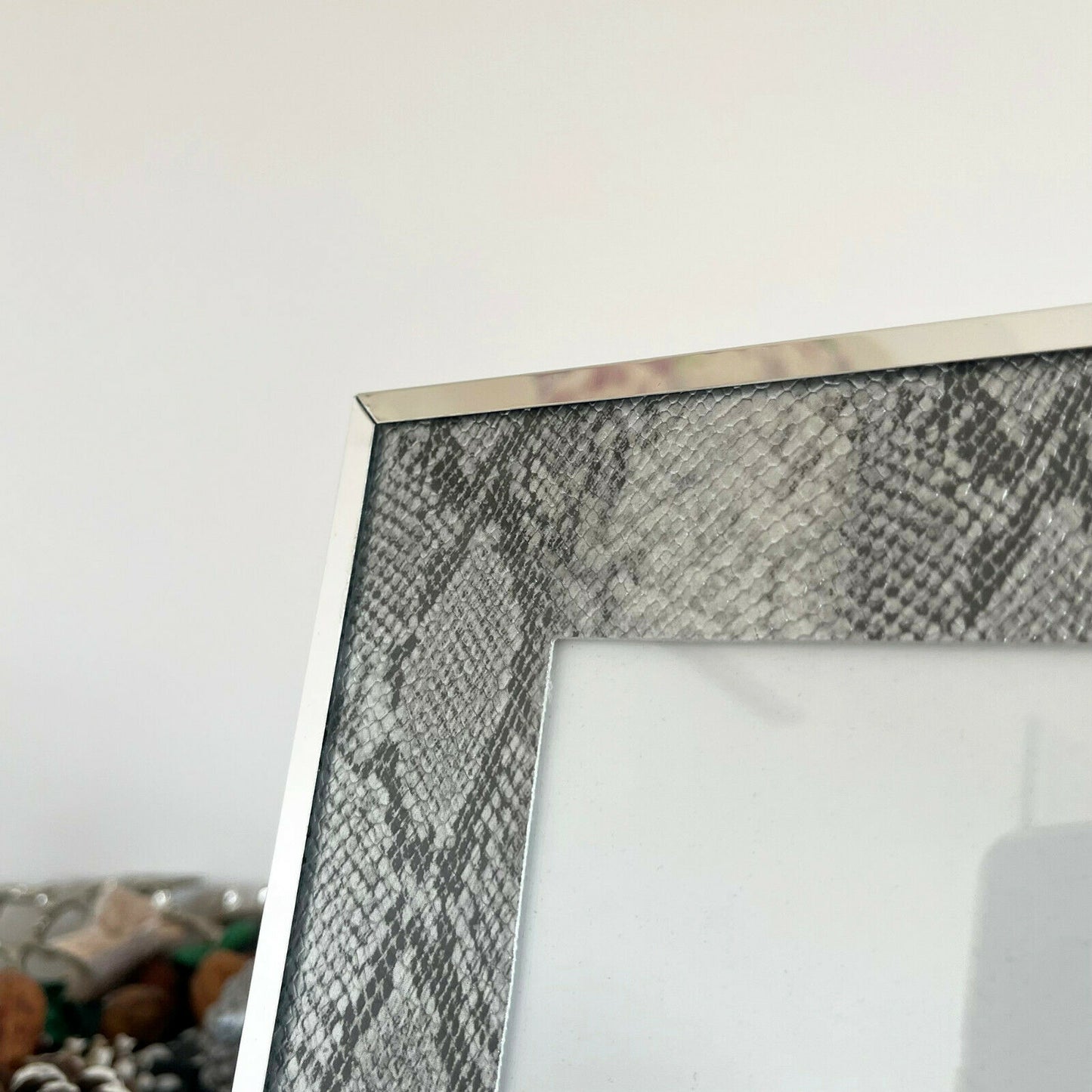 12,7 x 17,8 cm großer Bilderrahmen aus Schlangenlederimitat in Silber