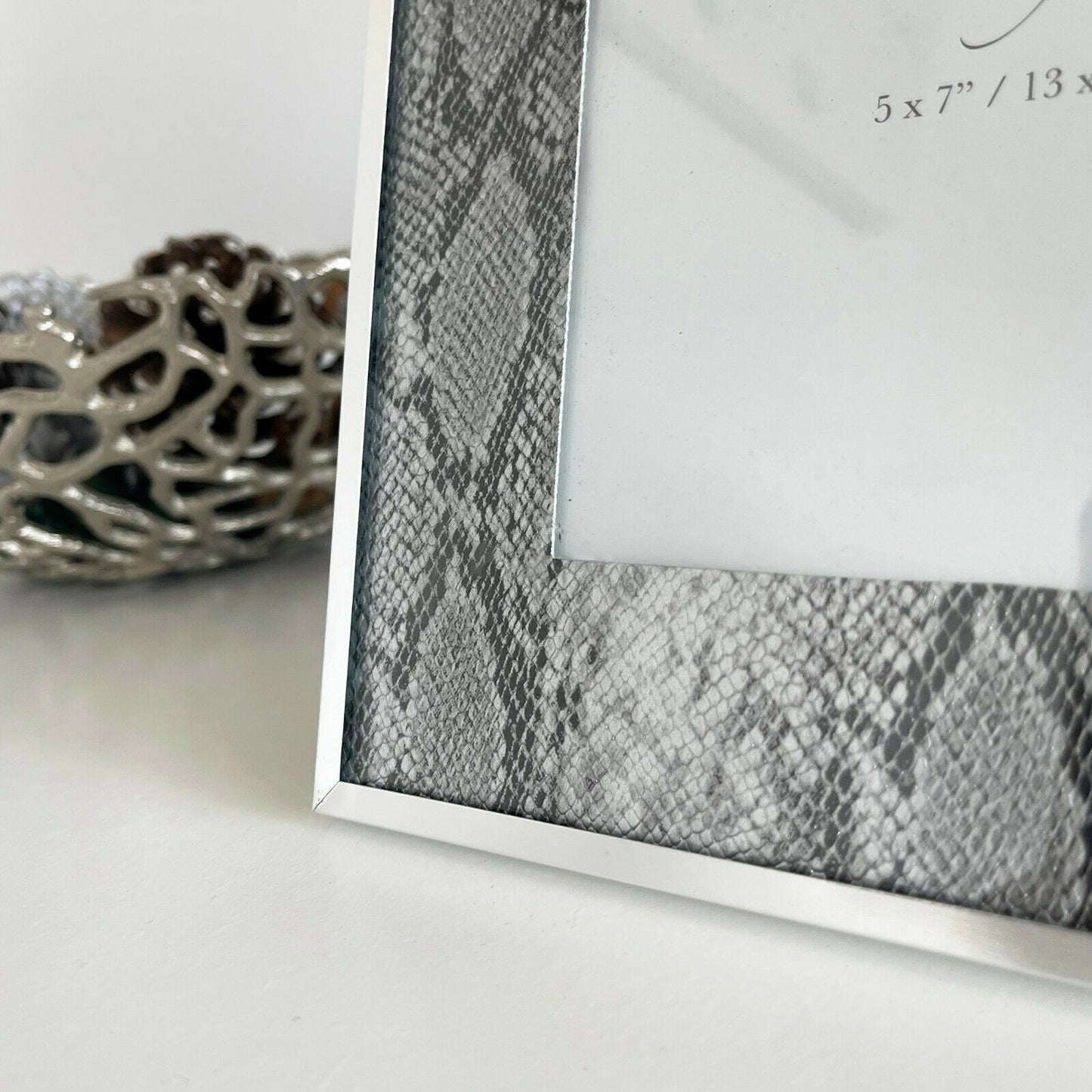 12,7 x 17,8 cm großer Bilderrahmen aus Schlangenlederimitat in Silber