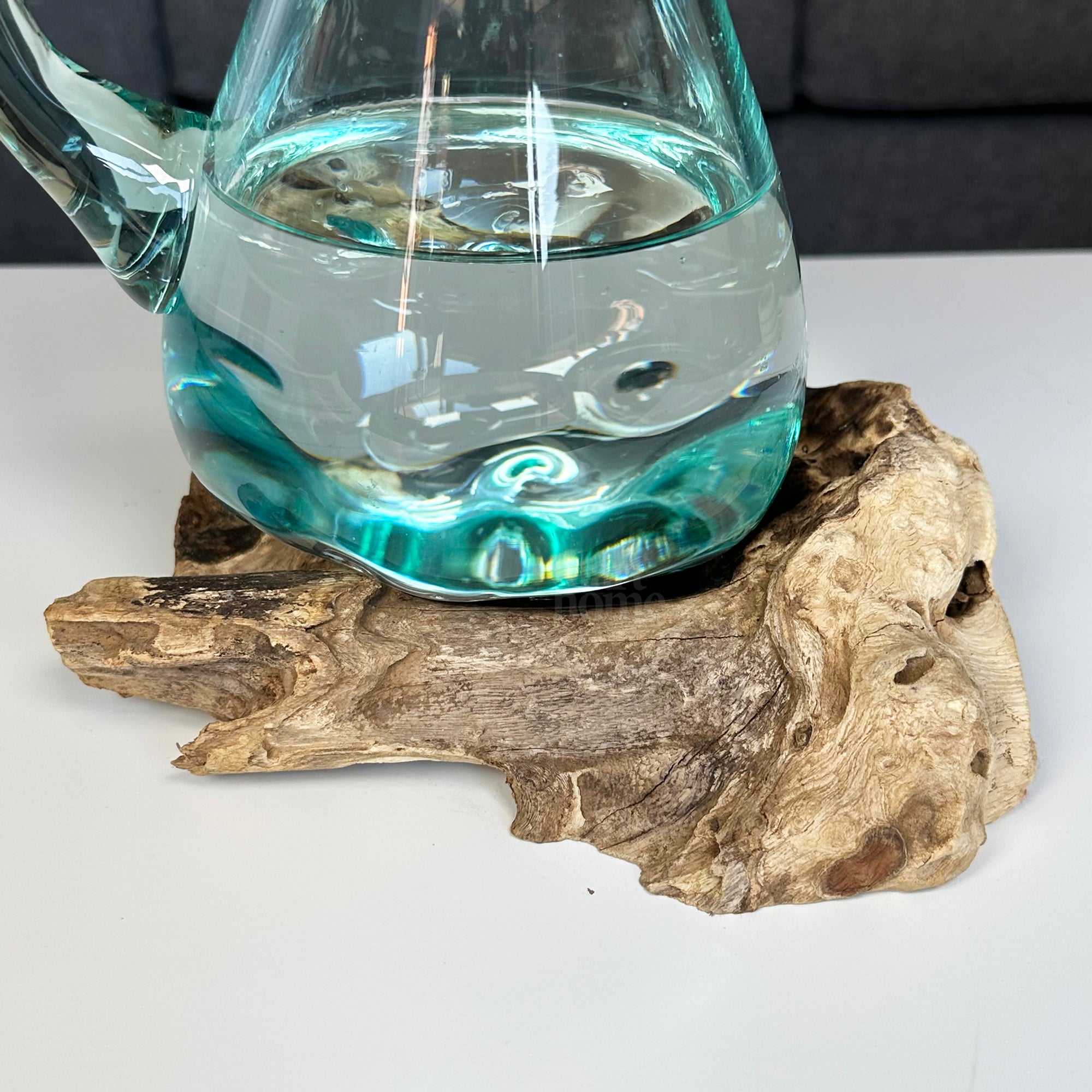 Geschmolzener Krug auf Teakholz-Wurzelständer