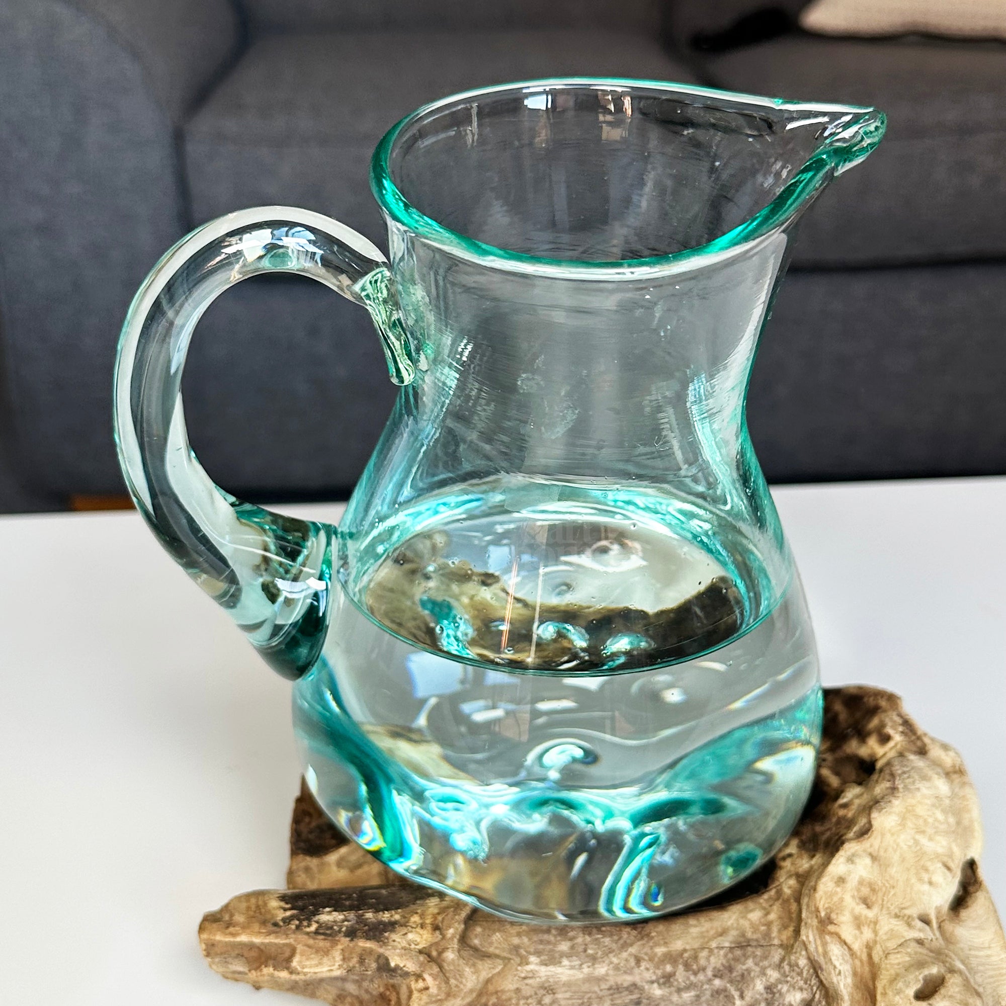 Geschmolzener Krug auf Teakholz-Wurzelständer