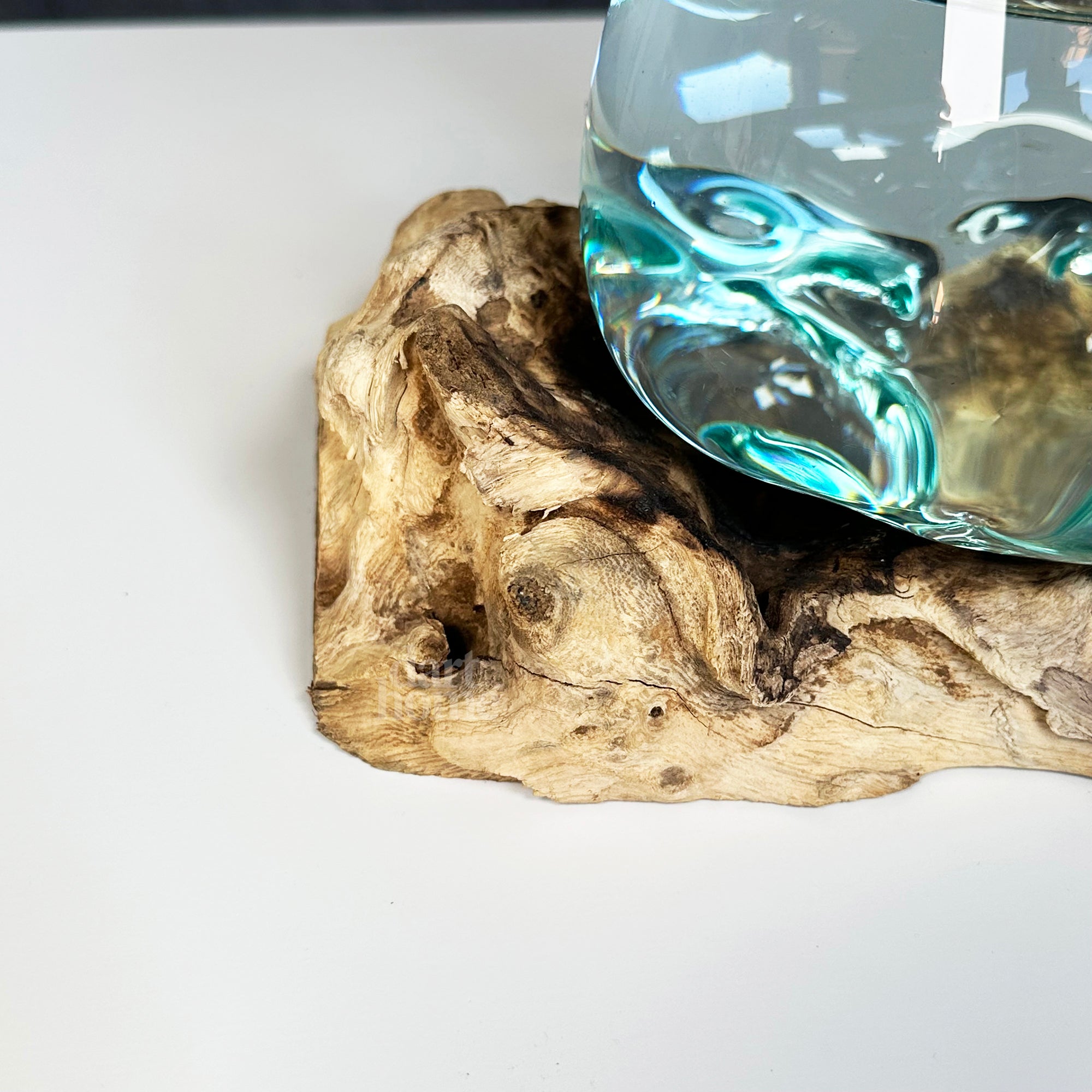 Geschmolzener Krug auf Teakholz-Wurzelständer