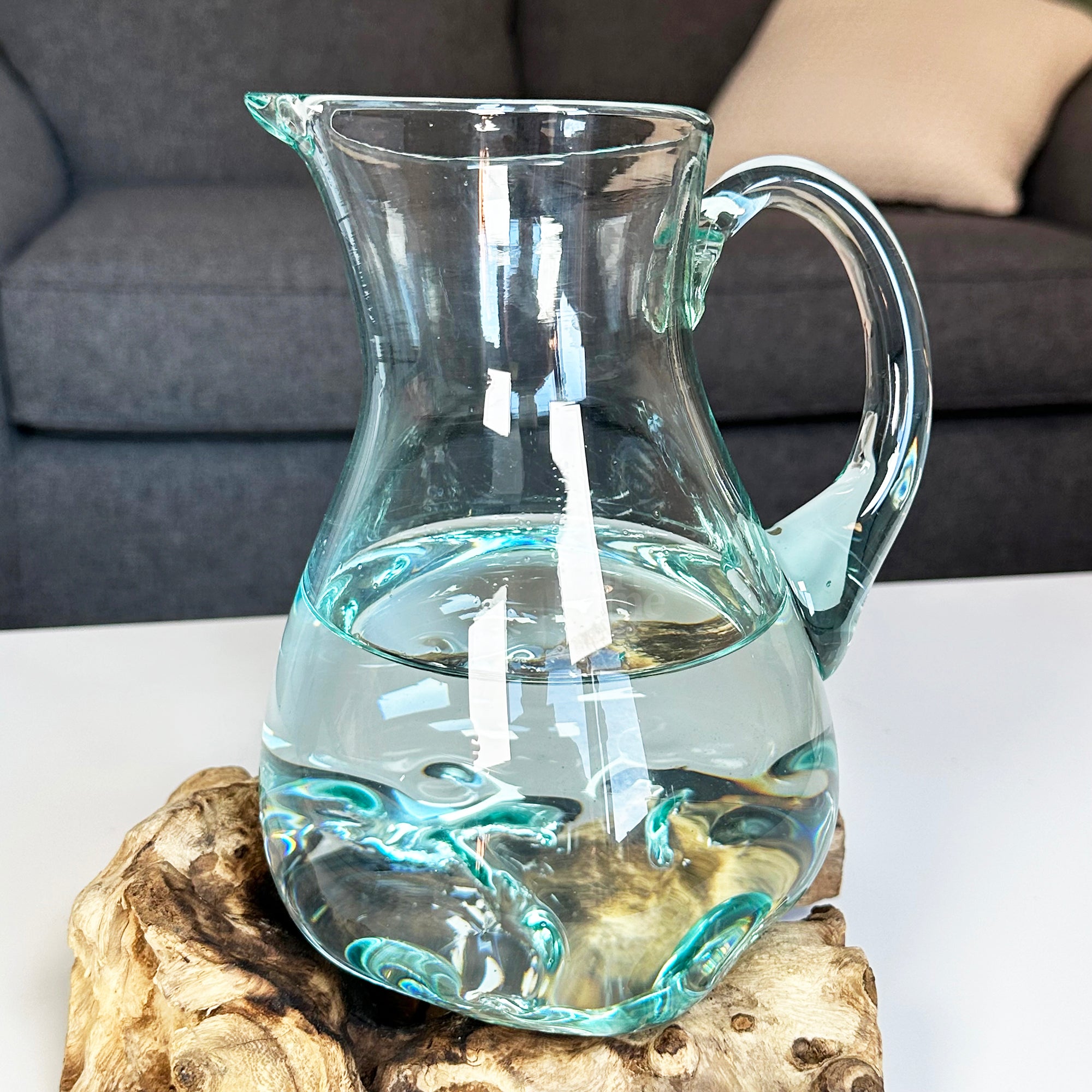 Geschmolzener Krug auf Teakholz-Wurzelständer