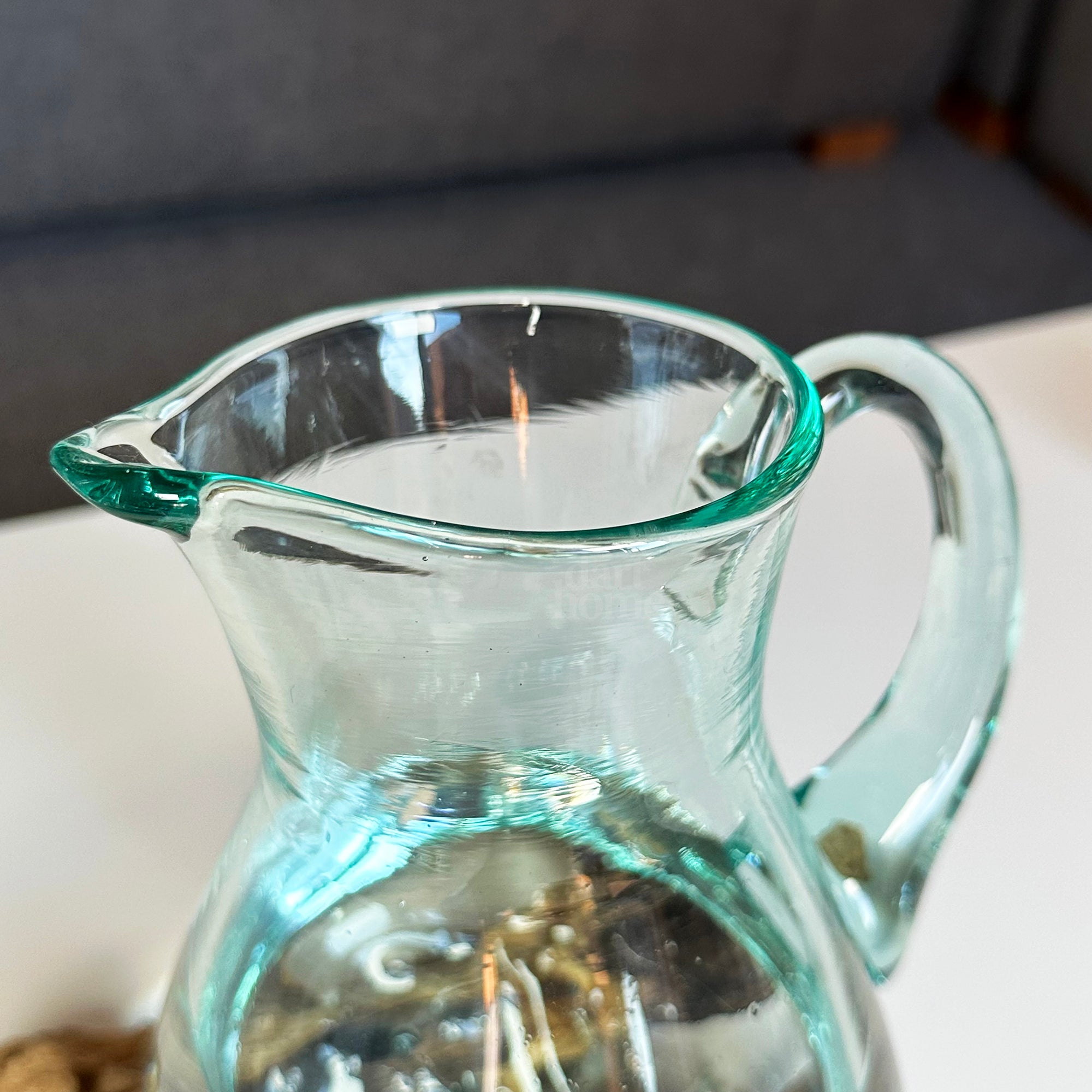 Geschmolzener Krug auf Teakholz-Wurzelständer