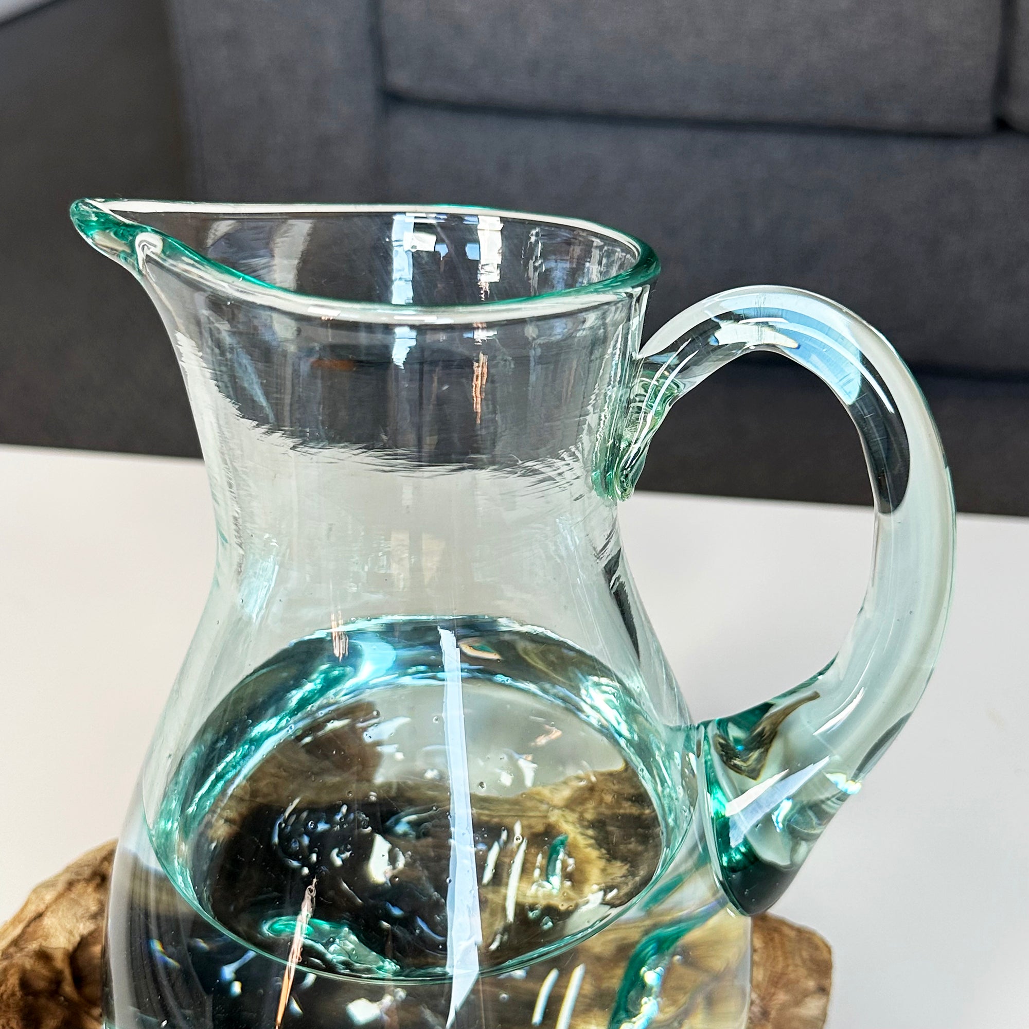 Geschmolzener Krug auf Teakholz-Wurzelständer